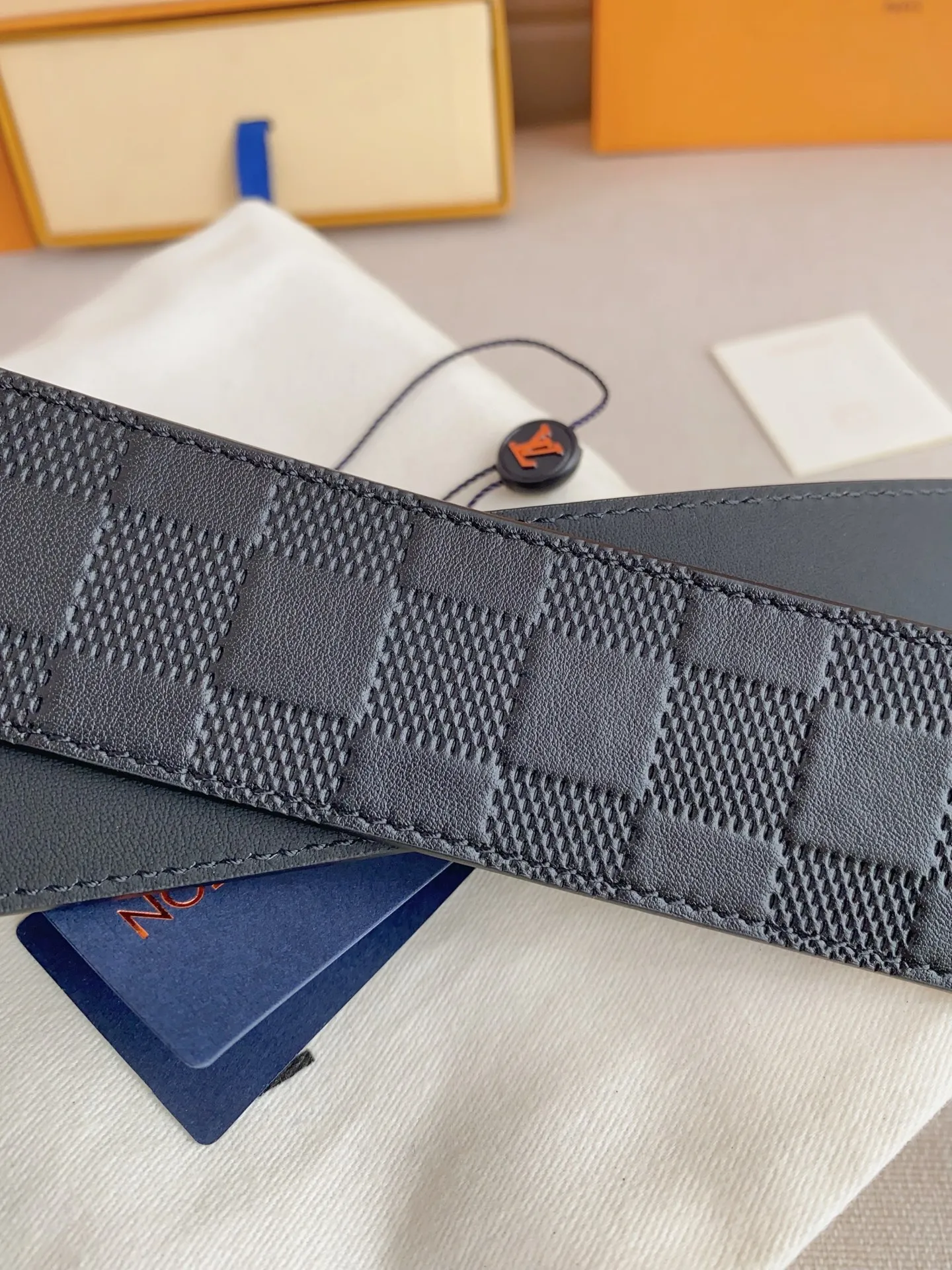 💰480💰Full package💰 💍Purchasing-grade LV⚡️🌹Luxurious modern Taurillon leather, decorated with the elegant and elegant iconic ⚡️🌹LV initials. Soft and strong belt ⚡️🌹Double-sided imported cowhide can be used on both sides; can be matched with various clothing from dresses to casual wear. Width 4.0cm