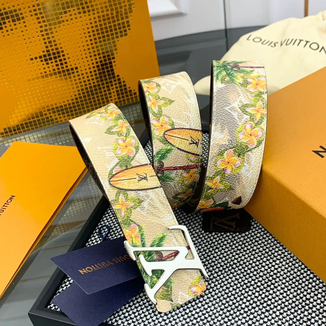 💰480💰Full package💰 💍Purchase-grade LV Louis Vuitton [New product] Genuine version Width 40MM The 2024 early autumn men's wear series follows the footsteps of Dandy sailors and embarks on a global journey. This LV Tag reversible belt has a surf-style pattern on one side, evoking memories of tropical island trips, and flips it over to reveal the classic Monogram element. LV Tag buckle adds another touch of attention