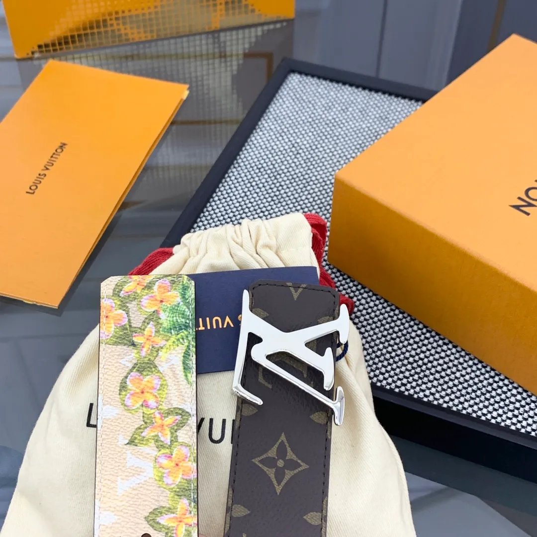 💰480💰Full package💰 💍Purchase-grade LV Louis Vuitton [New product] Genuine version Width 40MM The 2024 early autumn men's wear series follows the footsteps of Dandy sailors and embarks on a global journey. This LV Tag reversible belt has a surf-style pattern on one side, evoking memories of tropical island trips, and flips it over to reveal the classic Monogram element. LV Tag buckle adds another touch of attention