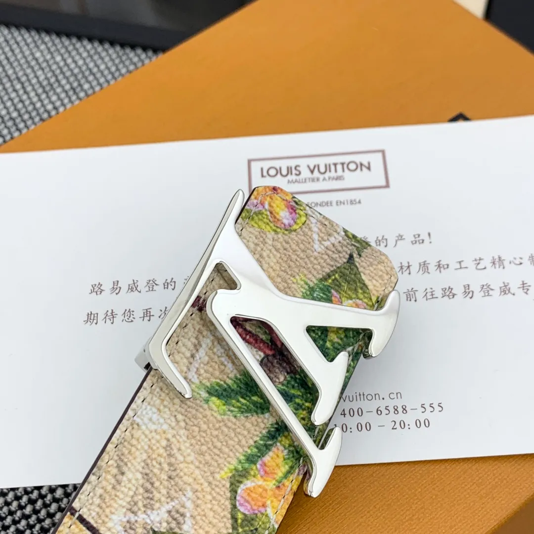 💰480💰Full package💰 💍Purchase-grade LV Louis Vuitton [New product] Genuine version Width 40MM The 2024 early autumn men's wear series follows the footsteps of Dandy sailors and embarks on a global journey. This LV Tag reversible belt has a surf-style pattern on one side, evoking memories of tropical island trips, and flips it over to reveal the classic Monogram element. LV Tag buckle adds another touch of attention
