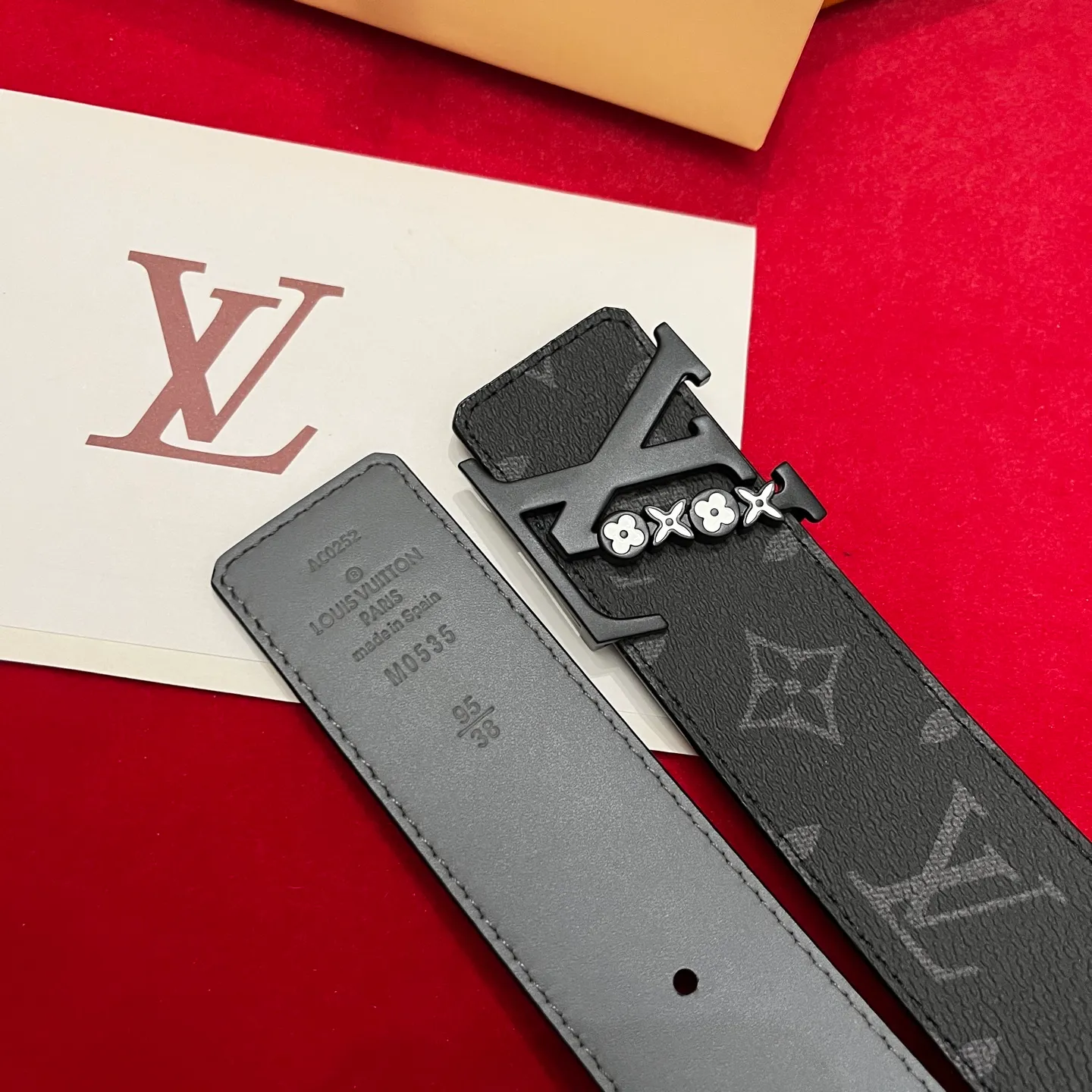 💰480💰Full package💰 💍Purchase level LV men’s latest top-quality belt Width 40mm One side of the belt is made of customized canvas fabric and the other side is imported original calfskin Double-sided use Equipped with classic letter buckle Top-notch craftsmanship Super good texture