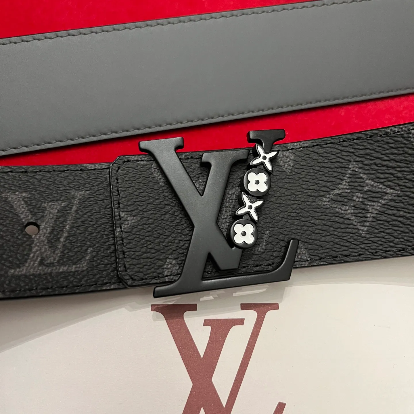 💰480💰Full package💰 💍Purchase level LV men’s latest top-quality belt Width 40mm One side of the belt is made of customized canvas fabric and the other side is imported original calfskin Double-sided use Equipped with classic letter buckle Top-notch craftsmanship Super good texture