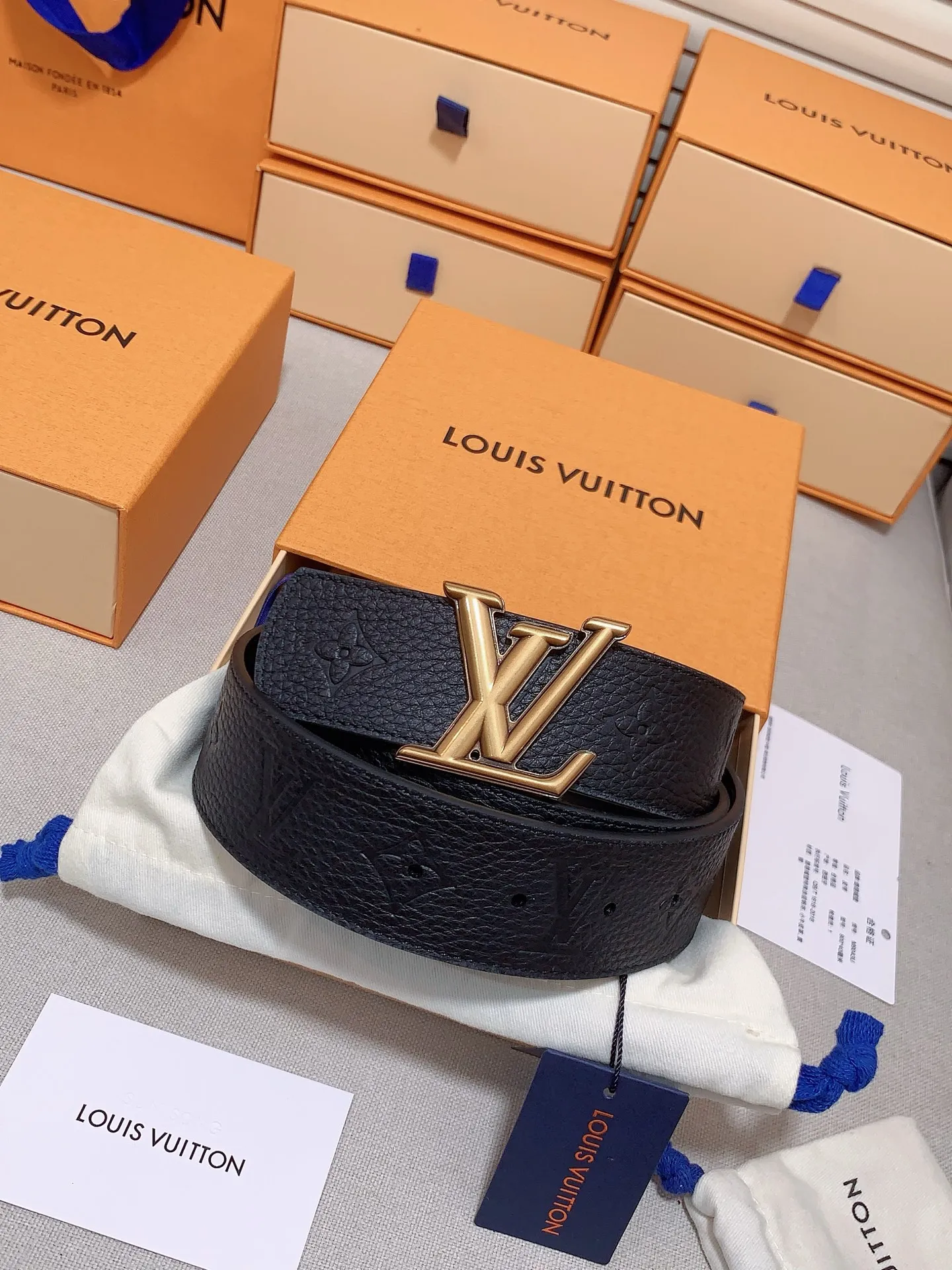 💰480💰Full package💰 💍Purchasing-grade LV luxury model modern⚡️🌹Taurillon leather, decorated with elegant and elegant iconic LV initials⚡️🌹Soft and strong belt, two-color matching can be used on both sides. Can be matched with various clothing from dresses to casual wear⚡️🌹Width 4.0cm