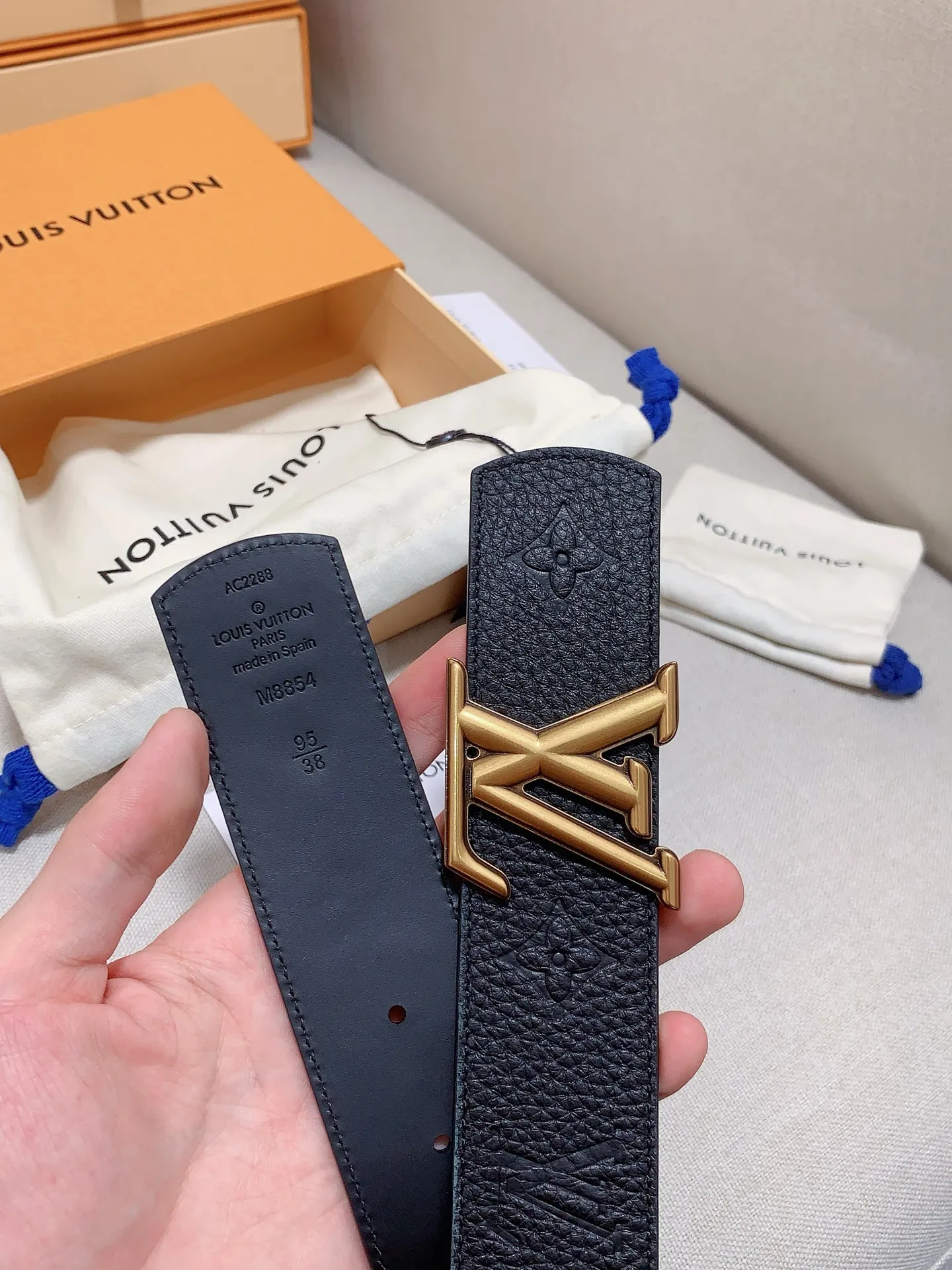 💰480💰Full package💰 💍Purchasing-grade LV luxury model modern⚡️🌹Taurillon leather, decorated with elegant and elegant iconic LV initials⚡️🌹Soft and strong belt, two-color matching can be used on both sides. Can be matched with various clothing from dresses to casual wear⚡️🌹Width 4.0cm