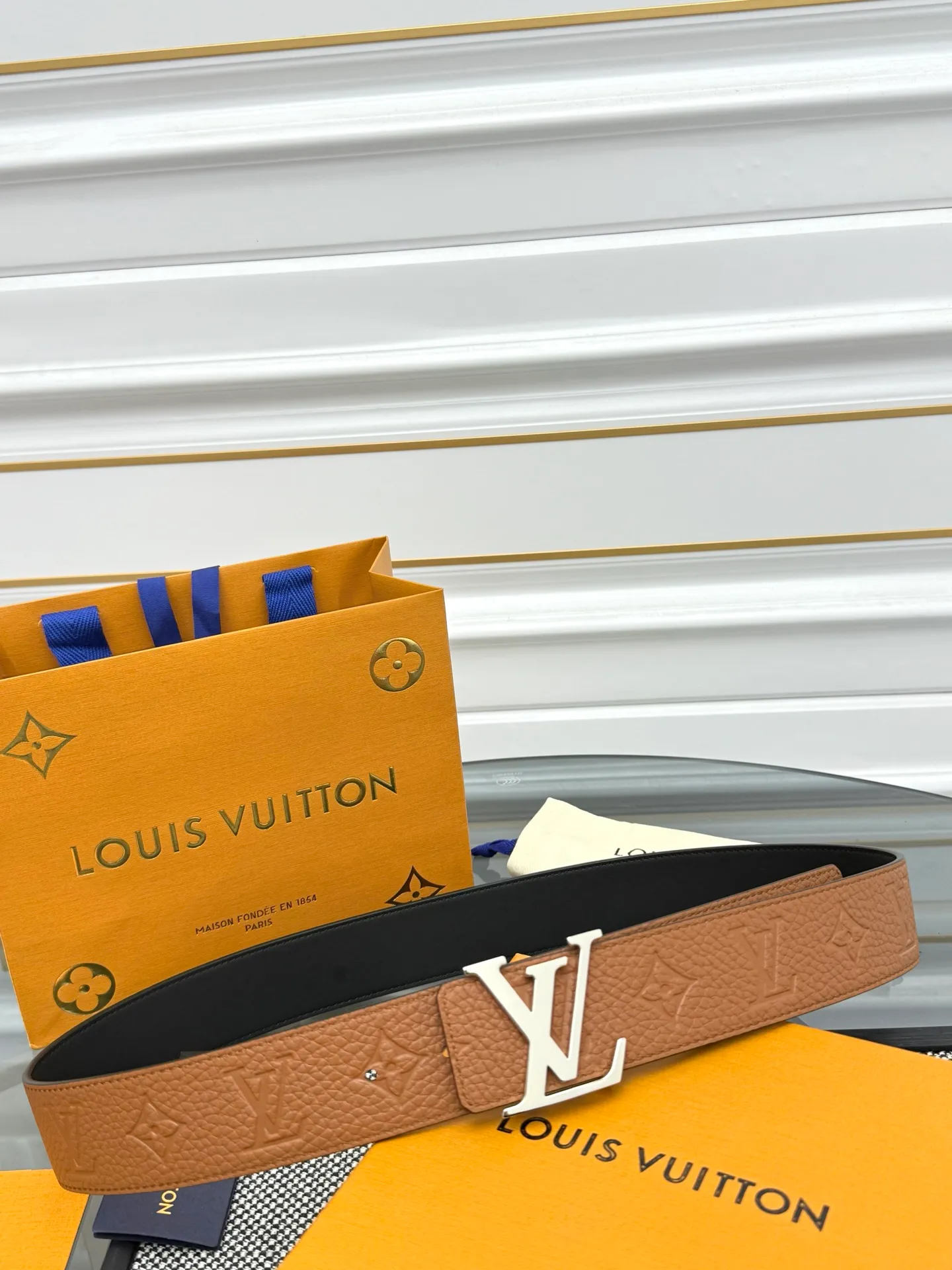 💰520💰Full package💰 💍Purchase level LV⚡️🌹Trendy men's wear New belt L V NEW Width 4cm The belt surface is made of imported Togo pebbles embossed with floral patterns. Pure black original calfskin bottom. Excellent hand feel. Paired with exquisite buckles of the same color as the belt. Multi-color🉑selected. Matches original packaging📦