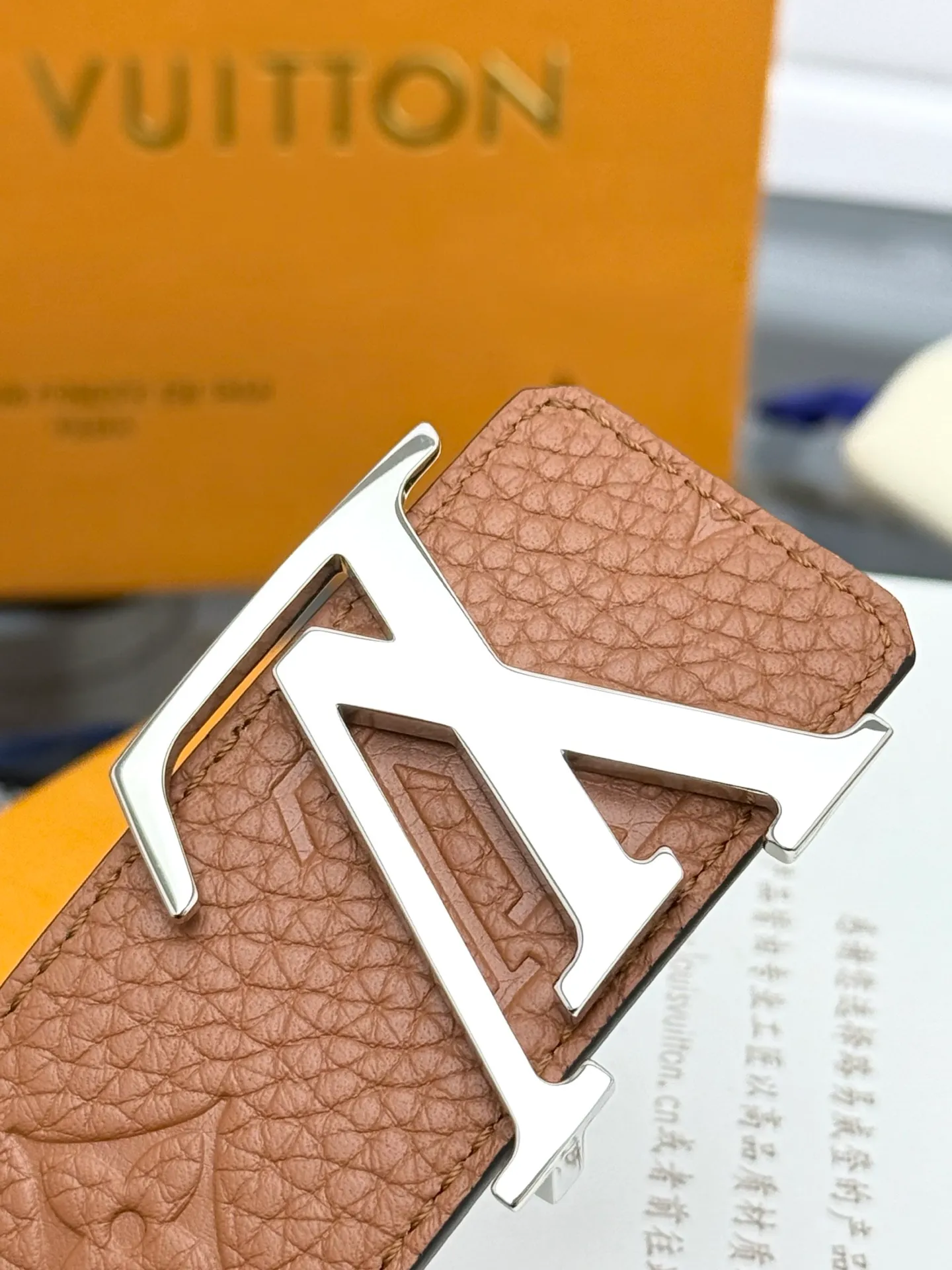 💰520💰Full package💰 💍Purchase level LV⚡️🌹Trendy men's wear New belt L V NEW Width 4cm The belt surface is made of imported Togo pebbles embossed with floral patterns. Pure black original calfskin bottom. Excellent hand feel. Paired with exquisite buckles of the same color as the belt. Multi-color🉑selected. Matches original packaging📦