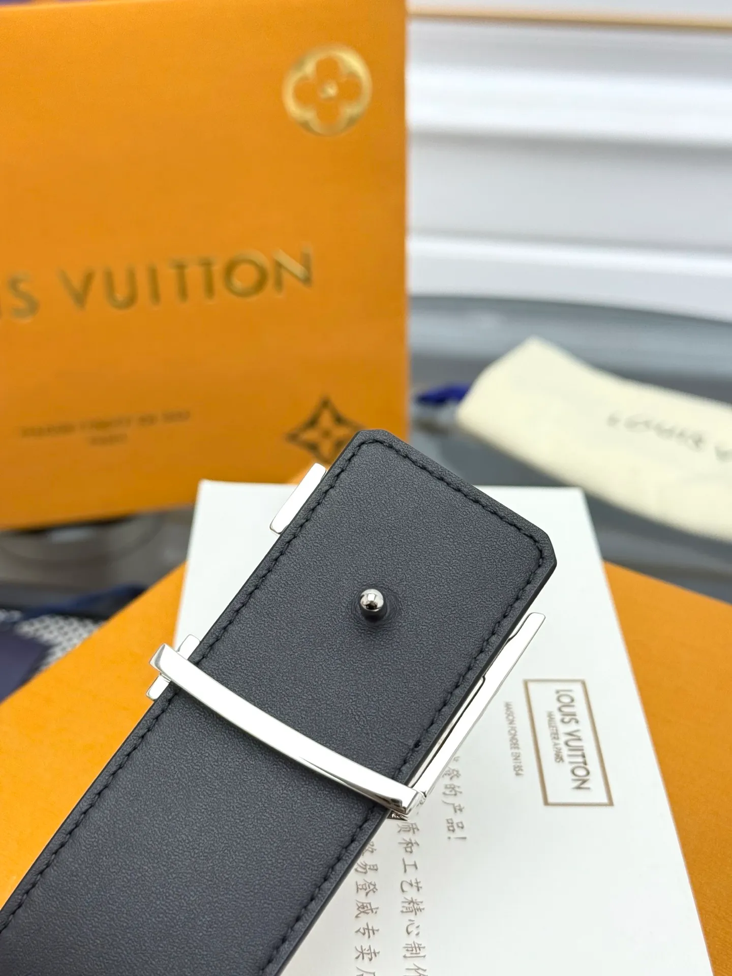 💰520💰Full package💰 💍Purchase level LV⚡️🌹Trendy men's wear New belt L V NEW Width 4cm The belt surface is made of imported Togo pebbles embossed with floral patterns. Pure black original calfskin bottom. Excellent hand feel. Paired with exquisite buckles of the same color as the belt. Multi-color🉑selected. Matches original packaging📦