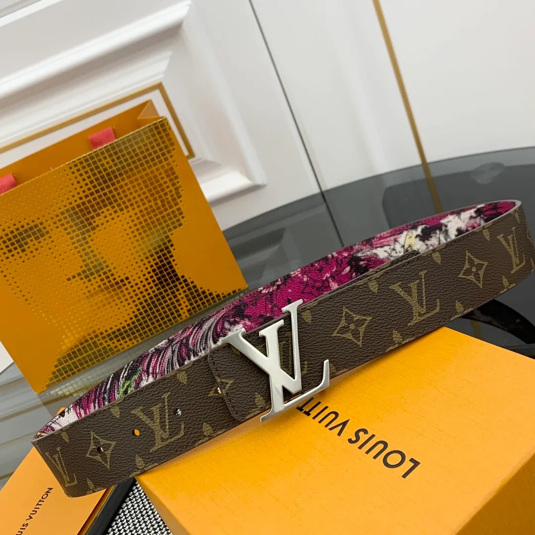 💰480💰Full package💰 💍Purchase-grade LV Louis Vuitton [New product] Genuine version Width 40MM The 2024 early autumn men's wear series follows the footsteps of Dandy sailors and embarks on a global journey. This LV Tag reversible belt has a surf-style pattern on one side, evoking memories of tropical island trips, and flips it over to reveal the classic Monogram element. LV Tag buckle adds another touch of attention