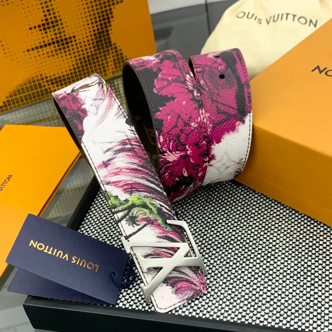💰480💰Full package💰 💍Purchase-grade LV Louis Vuitton [New product] Genuine version Width 40MM The 2024 early autumn men's wear series follows the footsteps of Dandy sailors and embarks on a global journey. This LV Tag reversible belt has a surf-style pattern on one side, evoking memories of tropical island trips, and flips it over to reveal the classic Monogram element. LV Tag buckle adds another touch of attention
