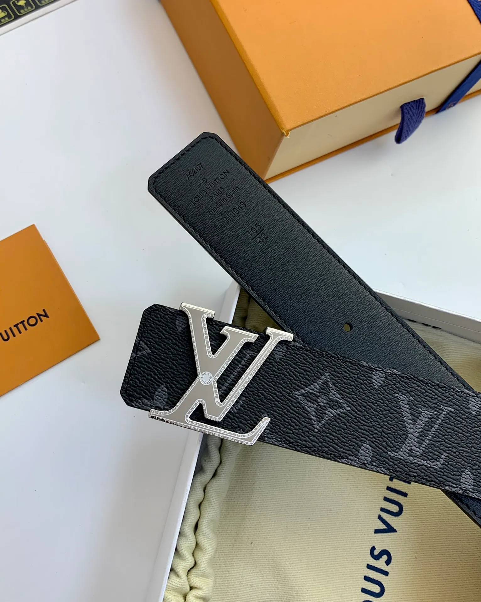 💰480💰Full package💰 💍Purchase-grade LV classic black presbyopic canvas belt, 40 mm wide, with new high-quality steel buckle, perfect match for business clothing. Timeless classic, zero difference from the original product