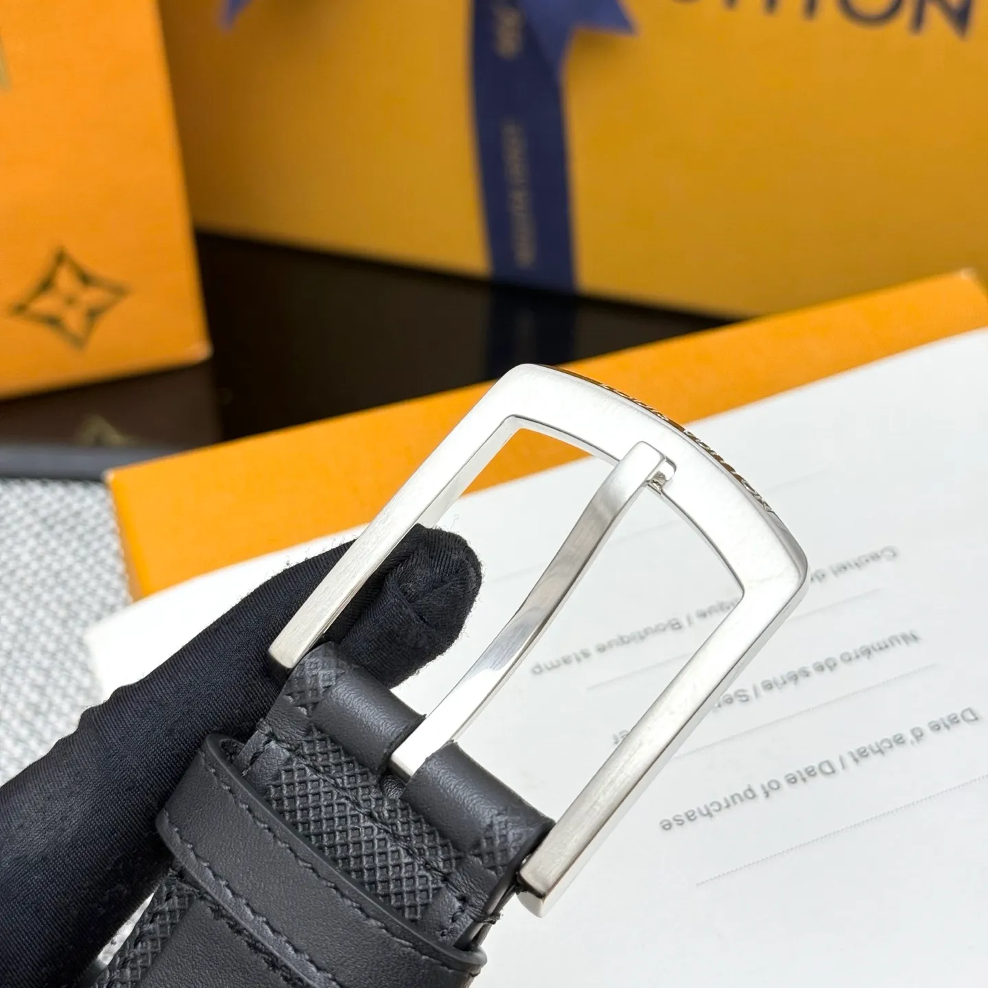 💰520💰Full package💰 💍Purchasing-grade LV⚡️🌹Drift Monogram Surplus belt reinterprets the brand heritage from a youthful perspective and tells the dynamic aesthetics of creative director Pharrell Williams. Monogram coated canvas is dipped in military colors on one side, while the reverse is in plain leather with a subtle pin buckle.