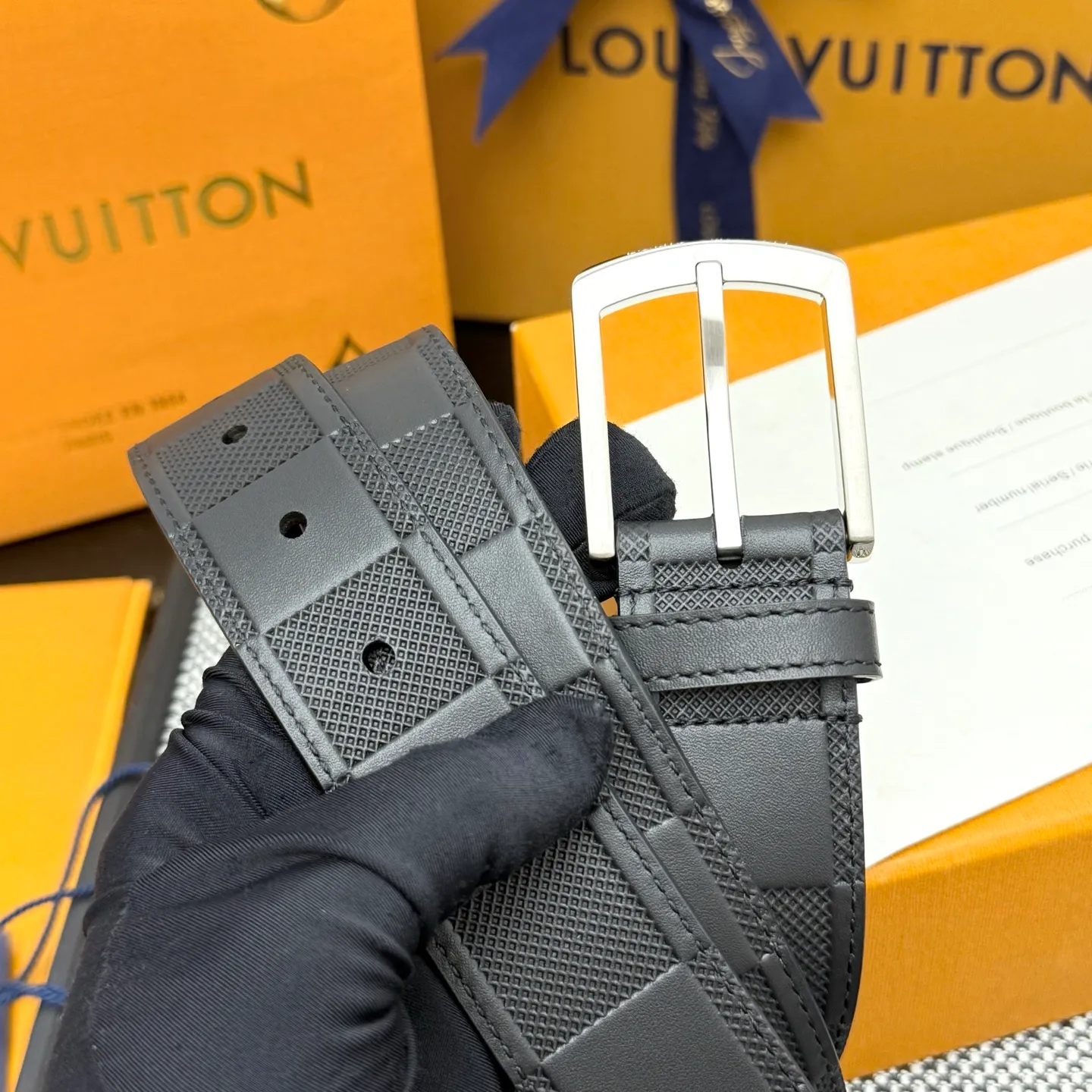 💰520💰Full package💰 💍Purchasing-grade LV⚡️🌹Drift Monogram Surplus belt reinterprets the brand heritage from a youthful perspective and tells the dynamic aesthetics of creative director Pharrell Williams. Monogram coated canvas is dipped in military colors on one side, while the reverse is in plain leather with a subtle pin buckle.