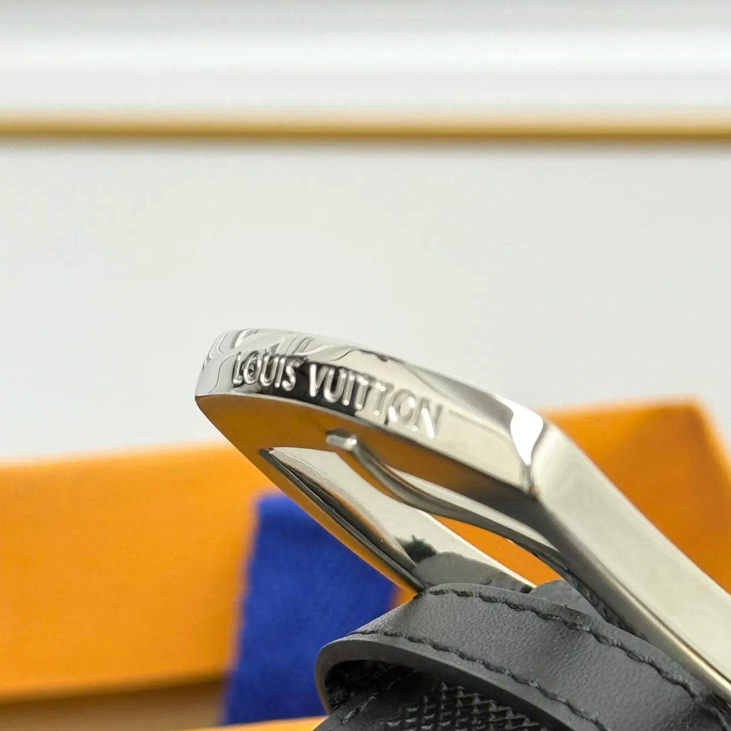 💰520💰Full package💰 💍Purchasing-grade LV⚡️🌹Drift Monogram Surplus belt reinterprets the brand heritage from a youthful perspective and tells the dynamic aesthetics of creative director Pharrell Williams. Monogram coated canvas is dipped in military colors on one side, while the reverse is in plain leather with a subtle pin buckle.