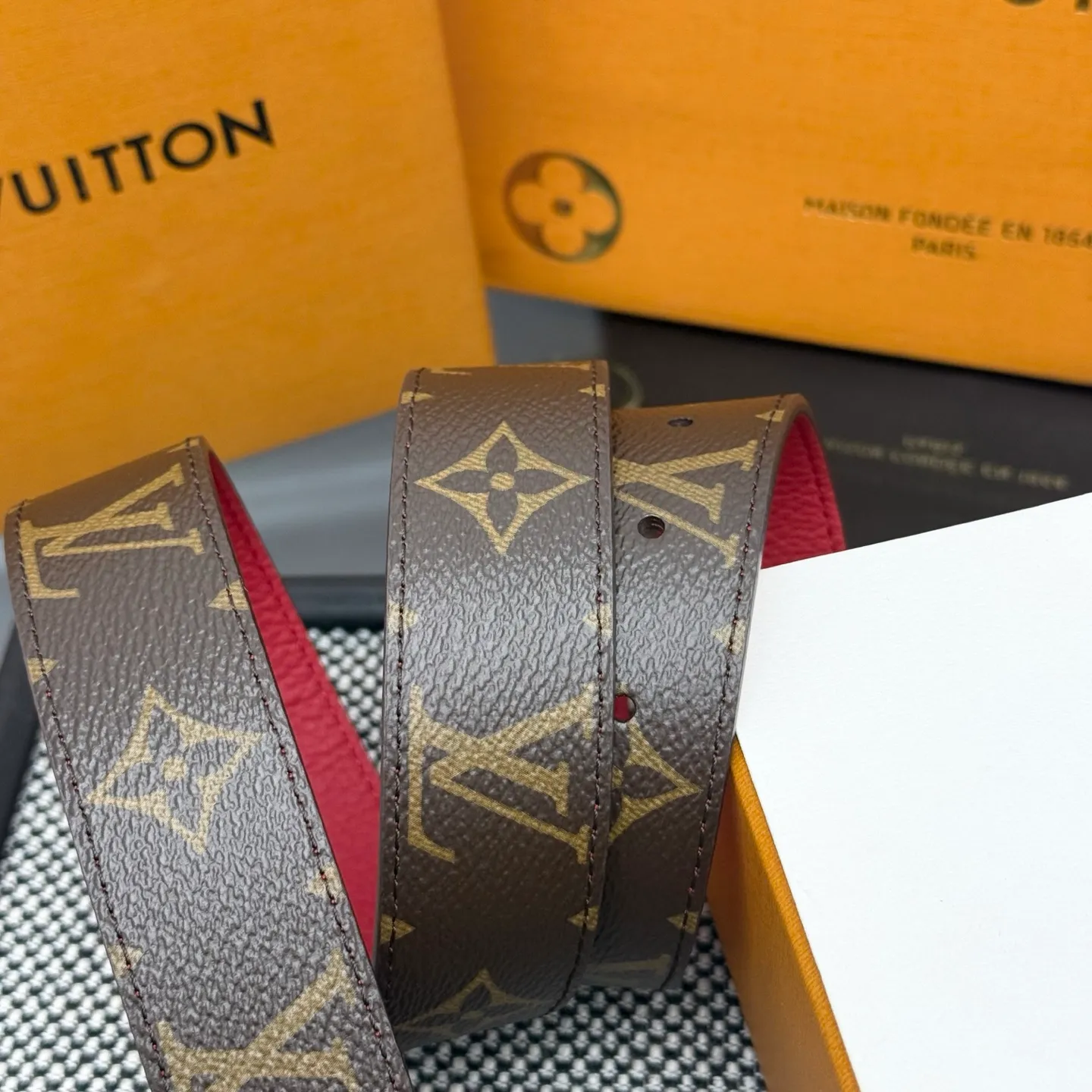 💰440💰Full package💰 💍Purchase level This style of LV Initiales⚡️Double-sided belt achieves two styles with a classic appearance⚡️Monogram canvas conveys leisure and comfort⚡️Grained cow leather reveals elegant style, matched with LV Initiales buckle⚡️Width 3.0cm