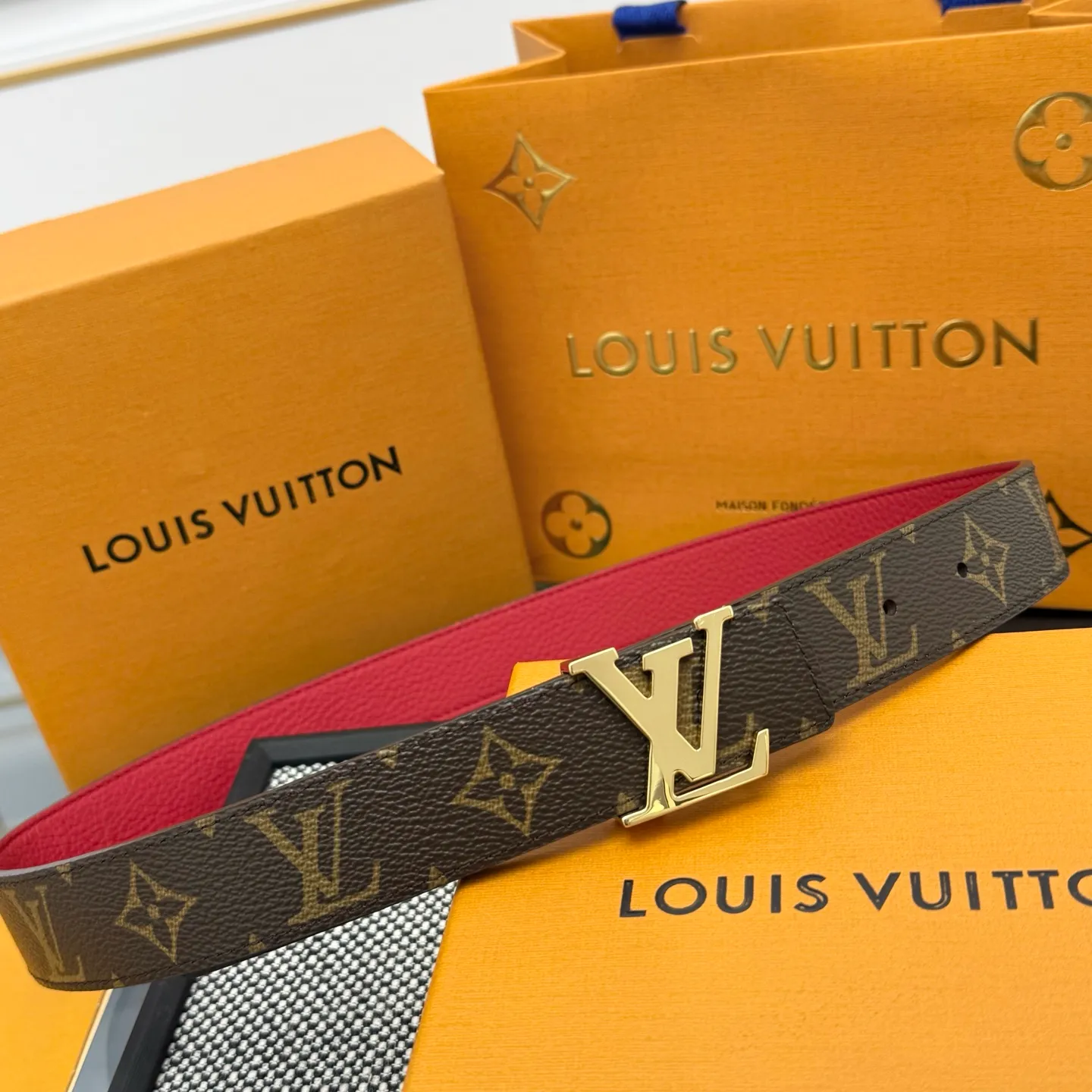 💰440💰Full package💰 💍Purchase level This style of LV Initiales⚡️Double-sided belt achieves two styles with a classic appearance⚡️Monogram canvas conveys leisure and comfort⚡️Grained cow leather reveals elegant style, matched with LV Initiales buckle⚡️Width 3.0cm