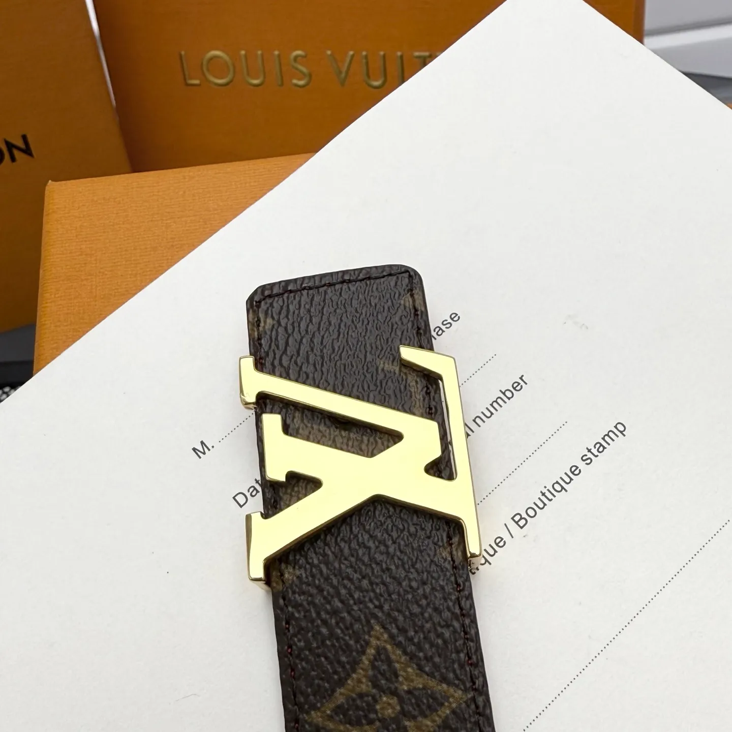 💰440💰Full package💰 💍Purchase level This style of LV Initiales⚡️Double-sided belt achieves two styles with a classic appearance⚡️Monogram canvas conveys leisure and comfort⚡️Grained cow leather reveals elegant style, matched with LV Initiales buckle⚡️Width 3.0cm