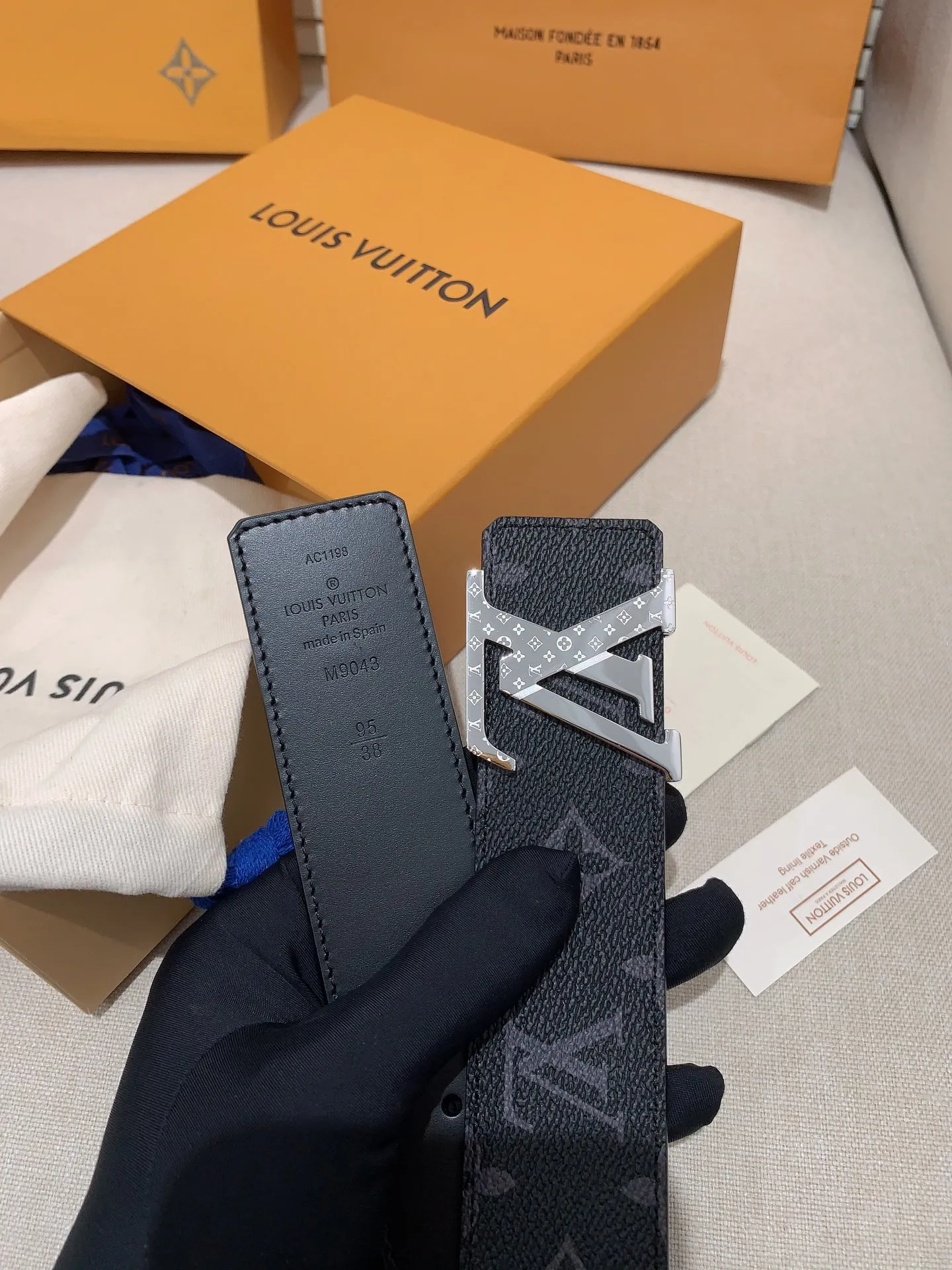 💰480💰Full package💰 💍Purchase level Men's LV Louis Vuitton belt Men's classic cowhide belt with 316 stainless steel Pin buckle with engraved letters Lv buckle Width: 4.0cm