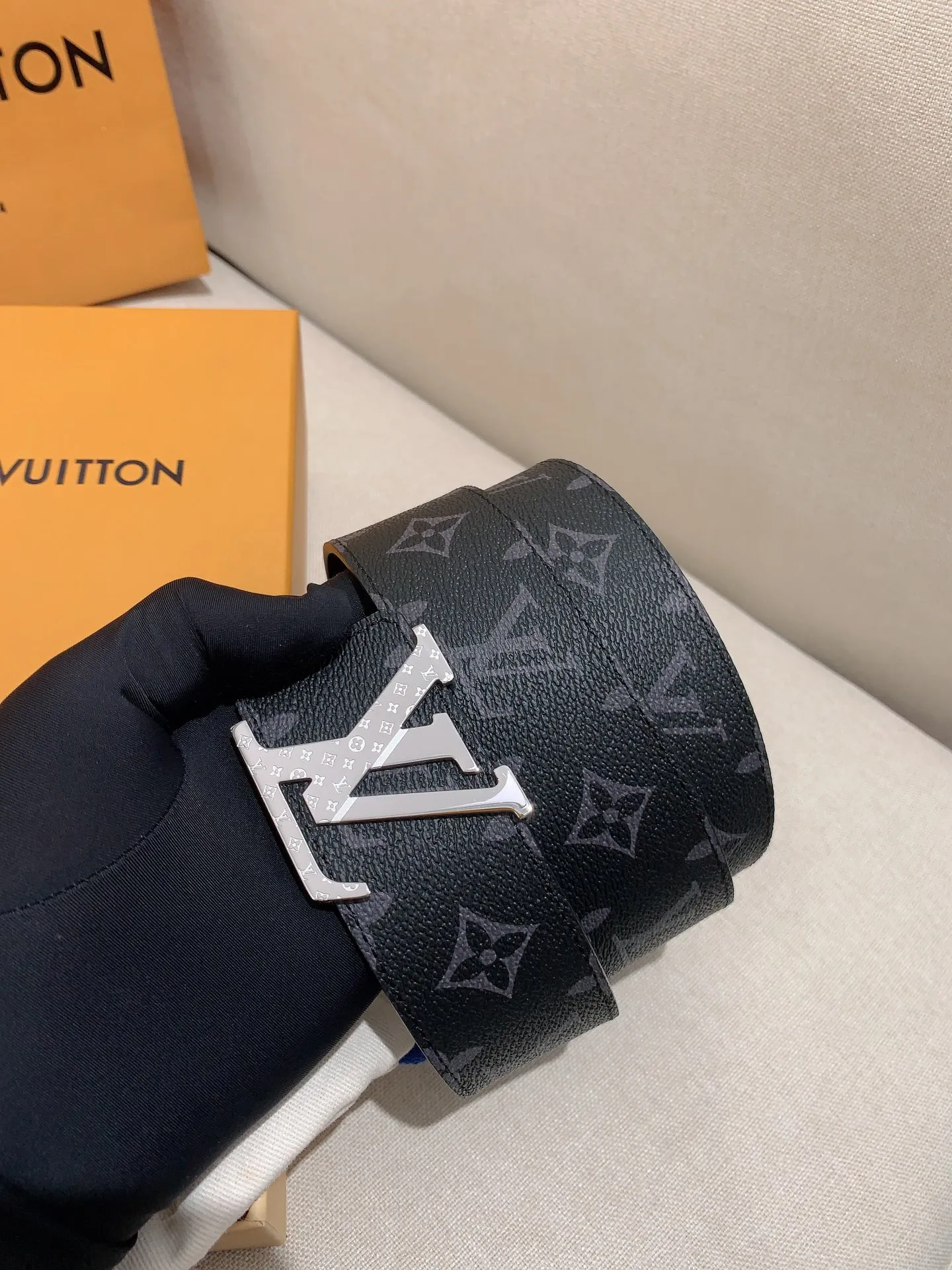 💰480💰Full package💰 💍Purchase level Men's LV Louis Vuitton belt Men's classic cowhide belt with 316 stainless steel Pin buckle with engraved letters Lv buckle Width: 4.0cm
