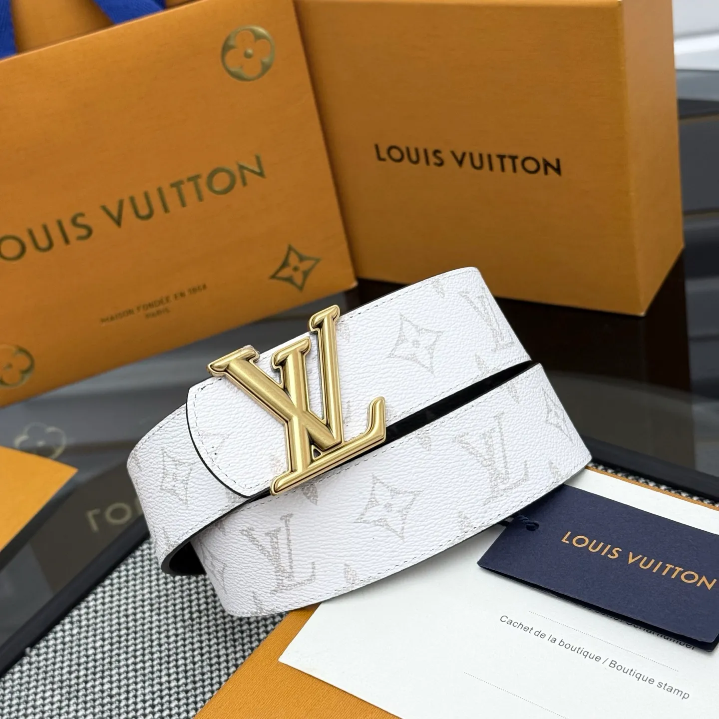 💰440💰Full package💰 💍Purchasing-grade LV Dimension⚡️🌹Double-sided belt combines creative heritage with gorgeous street style, highlighting the fashion vision of creative director Pharrell Williams. Monogram canvas covers the outer layer, and the LV Dimension metal buckle shimmers with subtle luster, making it possible to express your personality in various occasions.