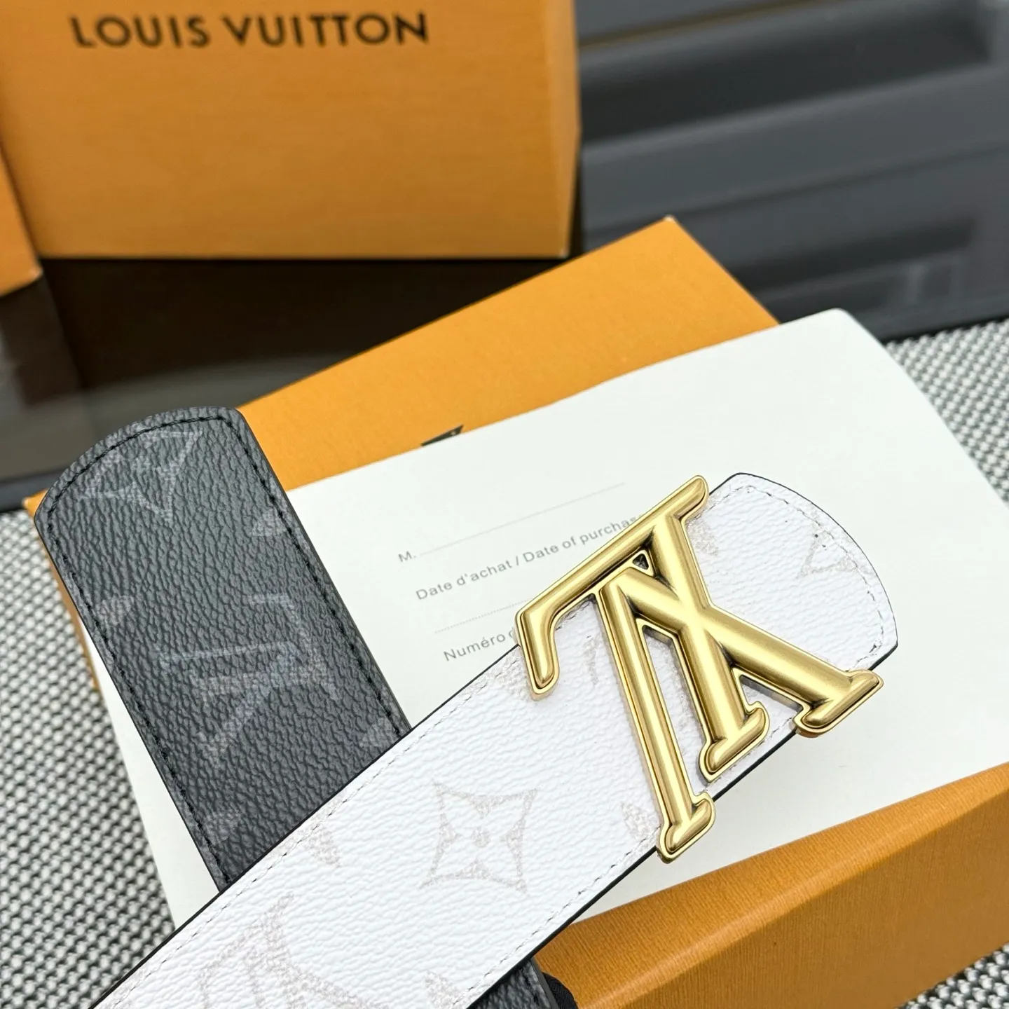 💰440💰Full package💰 💍Purchasing-grade LV Dimension⚡️🌹Double-sided belt combines creative heritage with gorgeous street style, highlighting the fashion vision of creative director Pharrell Williams. Monogram canvas covers the outer layer, and the LV Dimension metal buckle shimmers with subtle luster, making it possible to express your personality in various occasions.