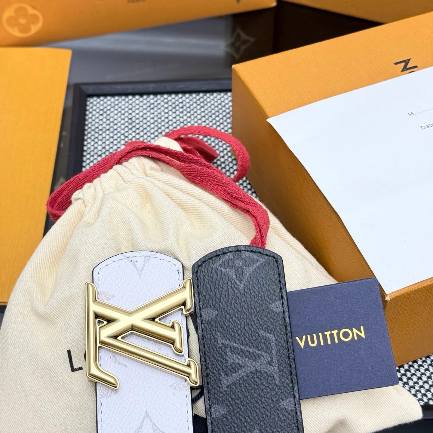 💰440💰Full package💰 💍Purchasing-grade LV Dimension⚡️🌹Double-sided belt combines creative heritage with gorgeous street style, highlighting the fashion vision of creative director Pharrell Williams. Monogram canvas covers the outer layer, and the LV Dimension metal buckle shimmers with subtle luster, making it possible to express your personality in various occasions.