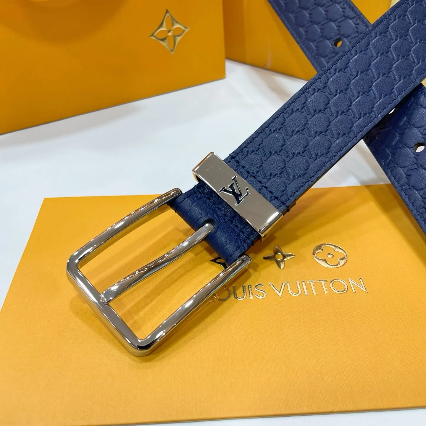💰480💰Full package💰 💍Purchasing-grade new Lv men's belt⚡️🌹Width 3.5cm Customized canvas fabric decorated with new pattern effect (pure color) ⚡️🌹Set off imported calfskin color bottom Paired with exquisite letter buckle, excellent feel New counter model⚡️🌹