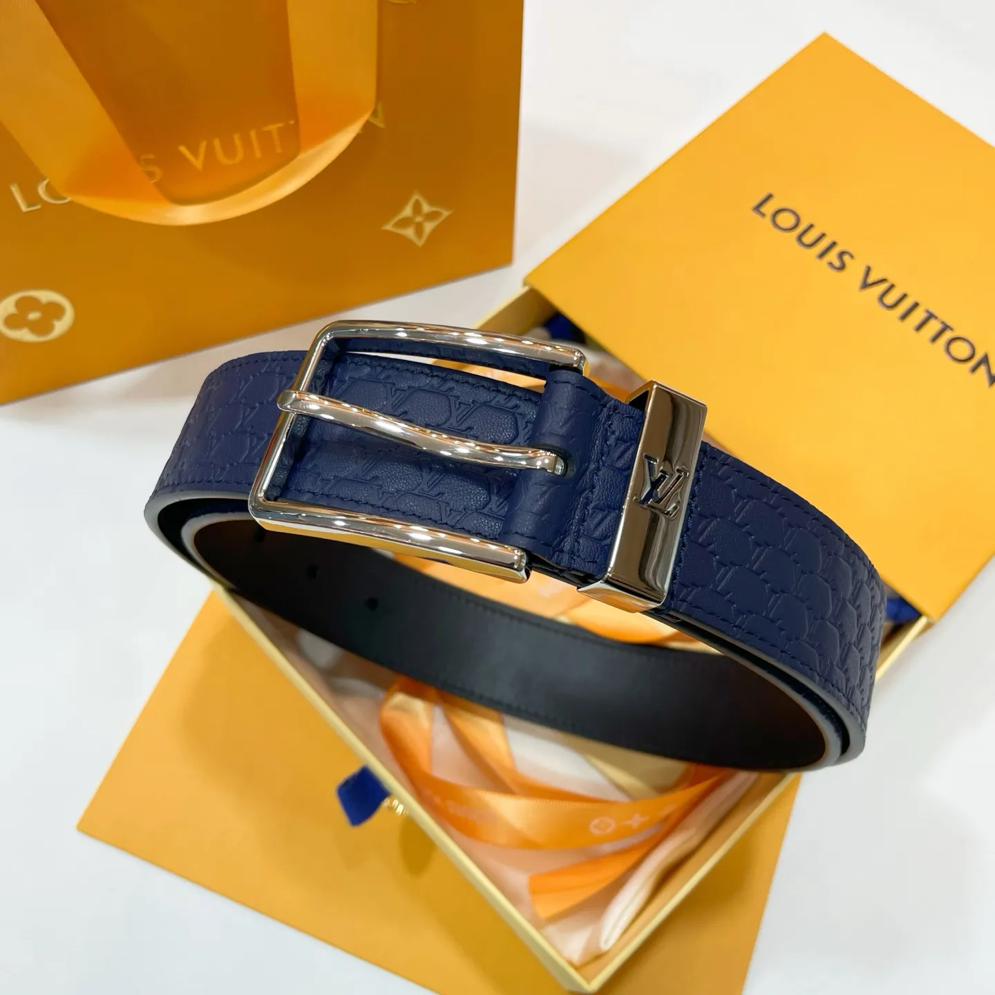 💰480💰Full package💰 💍Purchasing-grade new Lv men's belt⚡️🌹Width 3.5cm Customized canvas fabric decorated with new pattern effect (pure color) ⚡️🌹Set off imported calfskin color bottom Paired with exquisite letter buckle, excellent feel New counter model⚡️🌹
