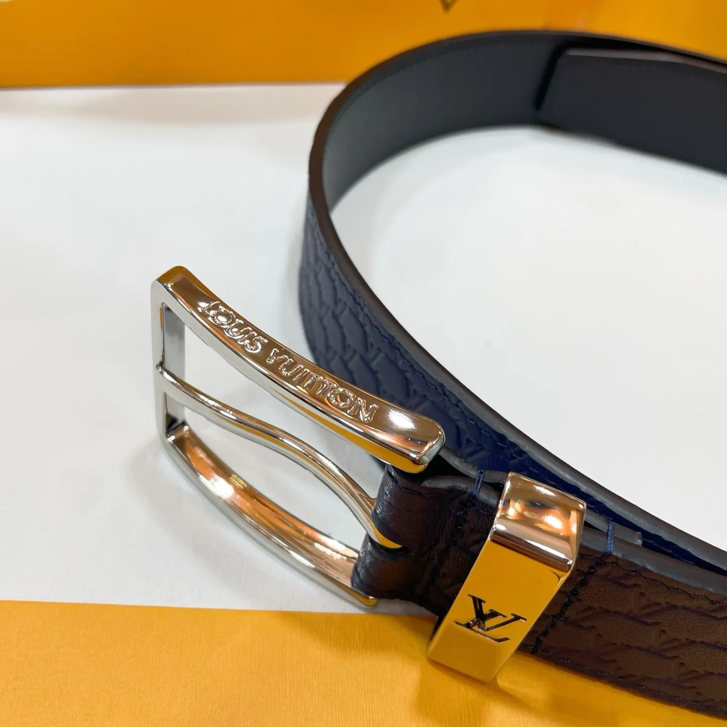 💰480💰Full package💰 💍Purchasing-grade new Lv men's belt⚡️🌹Width 3.5cm Customized canvas fabric decorated with new pattern effect (pure color) ⚡️🌹Set off imported calfskin color bottom Paired with exquisite letter buckle, excellent feel New counter model⚡️🌹