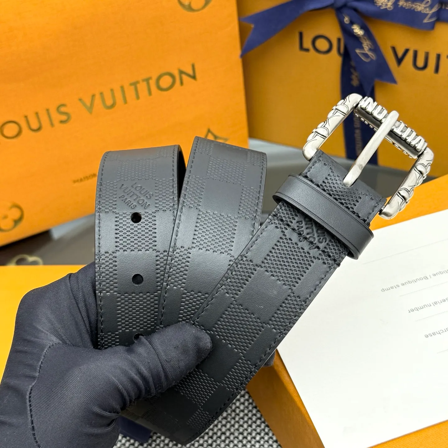 💰520💰Full package💰 💍Purchasing-grade LV⚡️🌹This Drift Rockabilly 3.5cm width belt shows strong aura and confident energy with the classic combination of deep tones and glossy metal parts. Cracked leather and intricate buckles subtly convey early rock and roll trends, breaking the traditional paradigm of men's wear.
