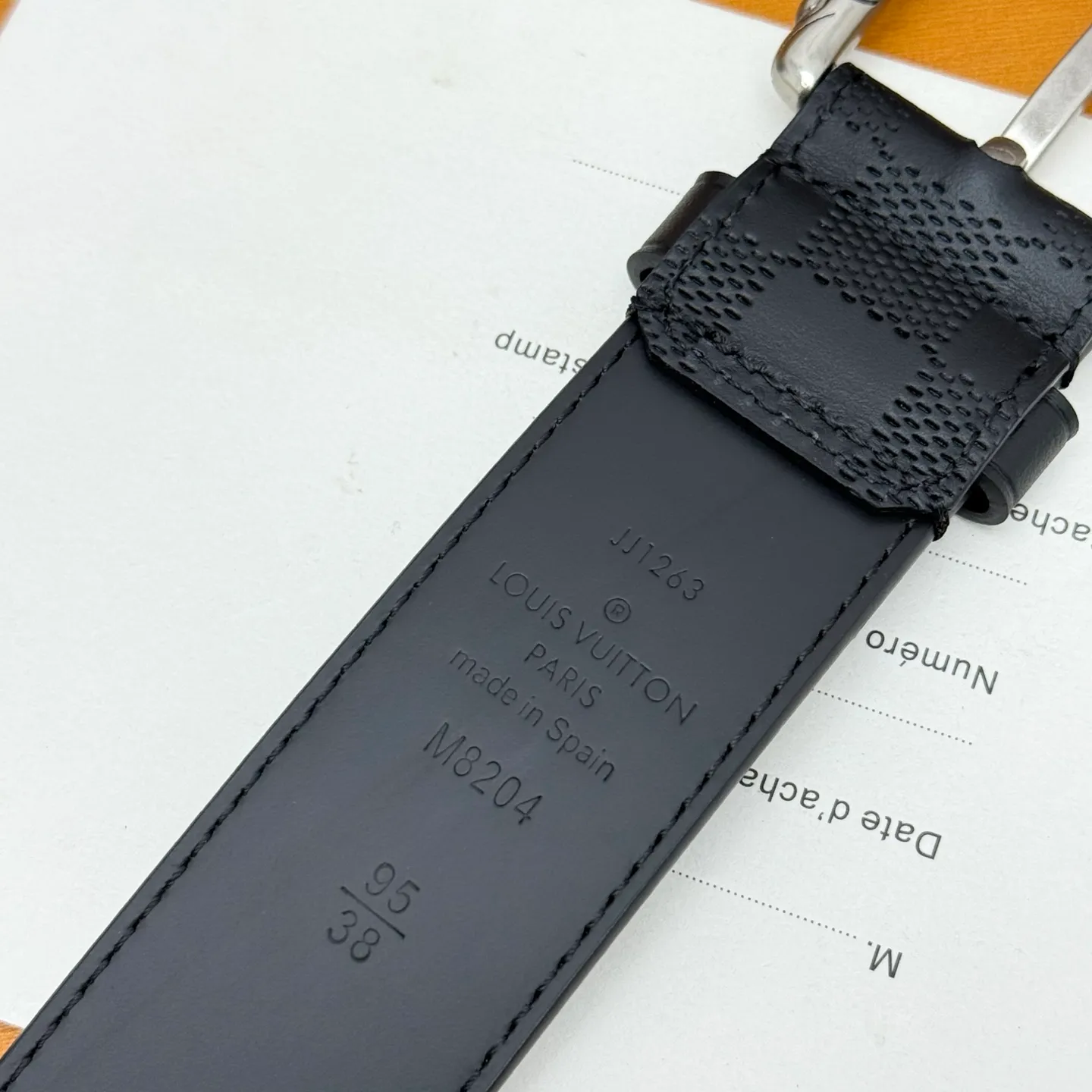 💰520💰Full package💰 💍Purchasing-grade LV⚡️🌹This Drift Rockabilly 3.5cm width belt shows strong aura and confident energy with the classic combination of deep tones and glossy metal parts. Cracked leather and intricate buckles subtly convey early rock and roll trends, breaking the traditional paradigm of men's wear.