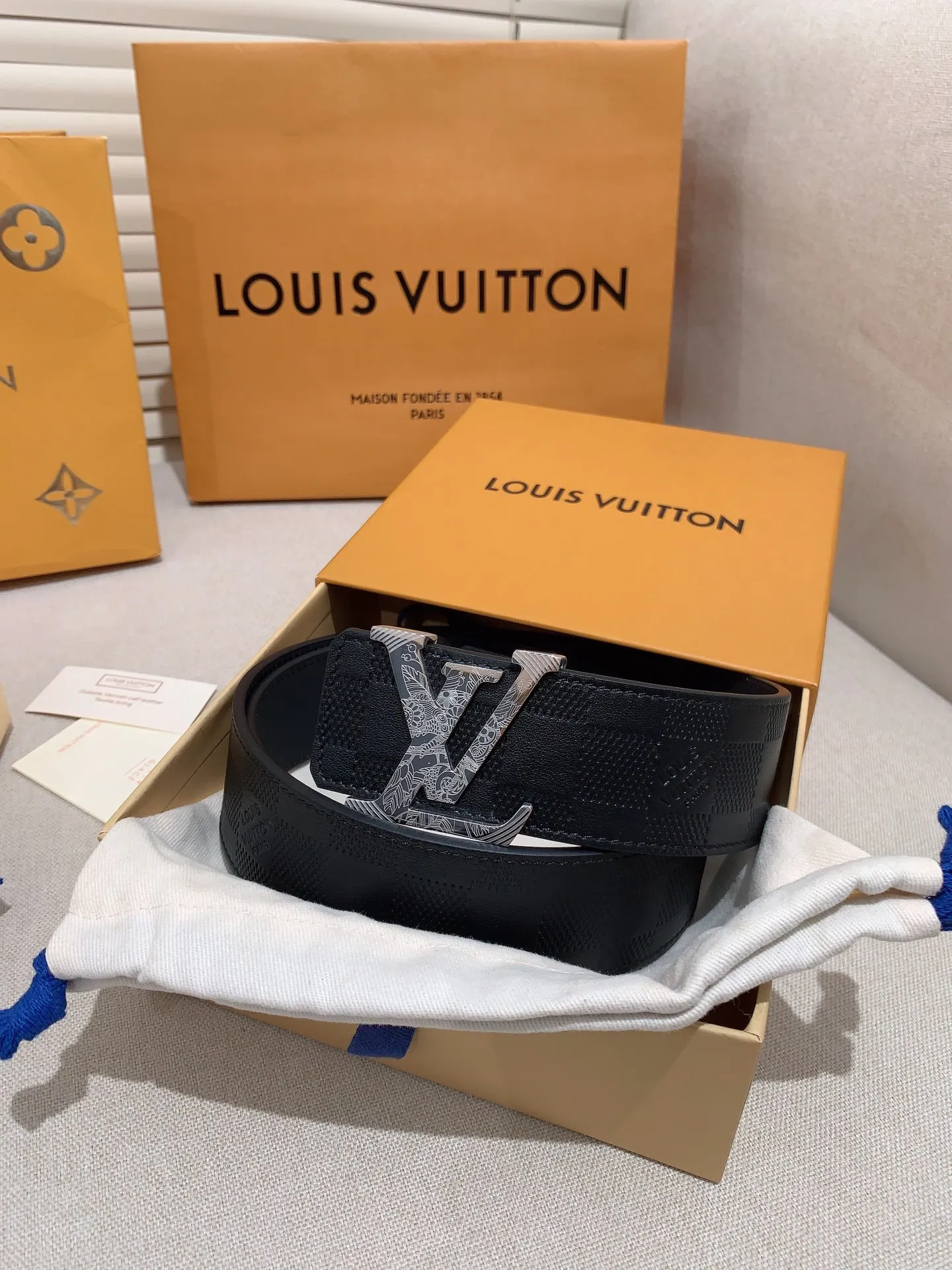 💰480💰Full package💰 💍Purchase level Men's LV Louis Vuitton belt Men's classic cowhide belt with 316 stainless steel Pin buckle with engraved letters Lv buckle Width: 4.0cm