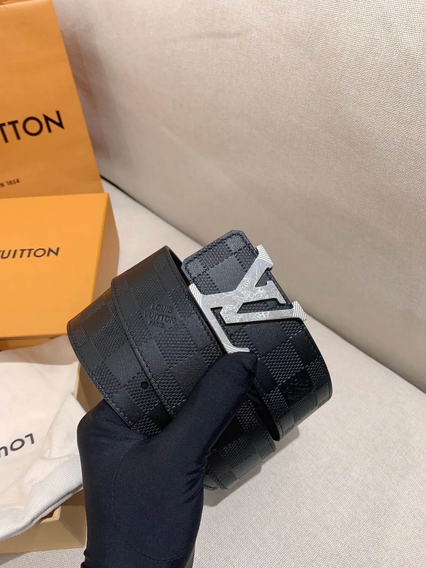💰480💰Full package💰 💍Purchase level Men's LV Louis Vuitton belt Men's classic cowhide belt with 316 stainless steel Pin buckle with engraved letters Lv buckle Width: 4.0cm