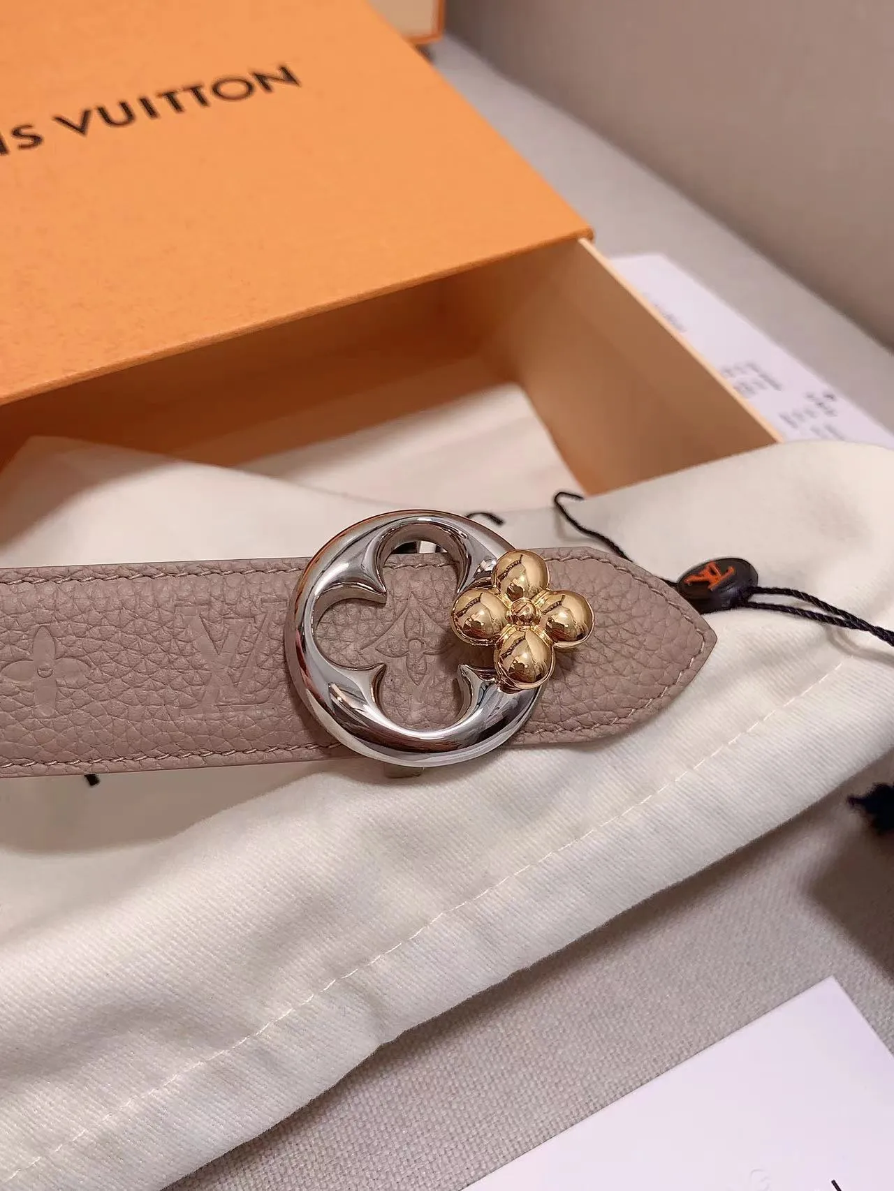 💰480💰Full package💰 💍Purchase level This 3.0cm LV Initiales double-sided belt achieves two styles with its classic appearance: Monogram canvas conveys leisure and comfort, grained cow leather reveals elegant style, and is matched with LV Initiales buckle