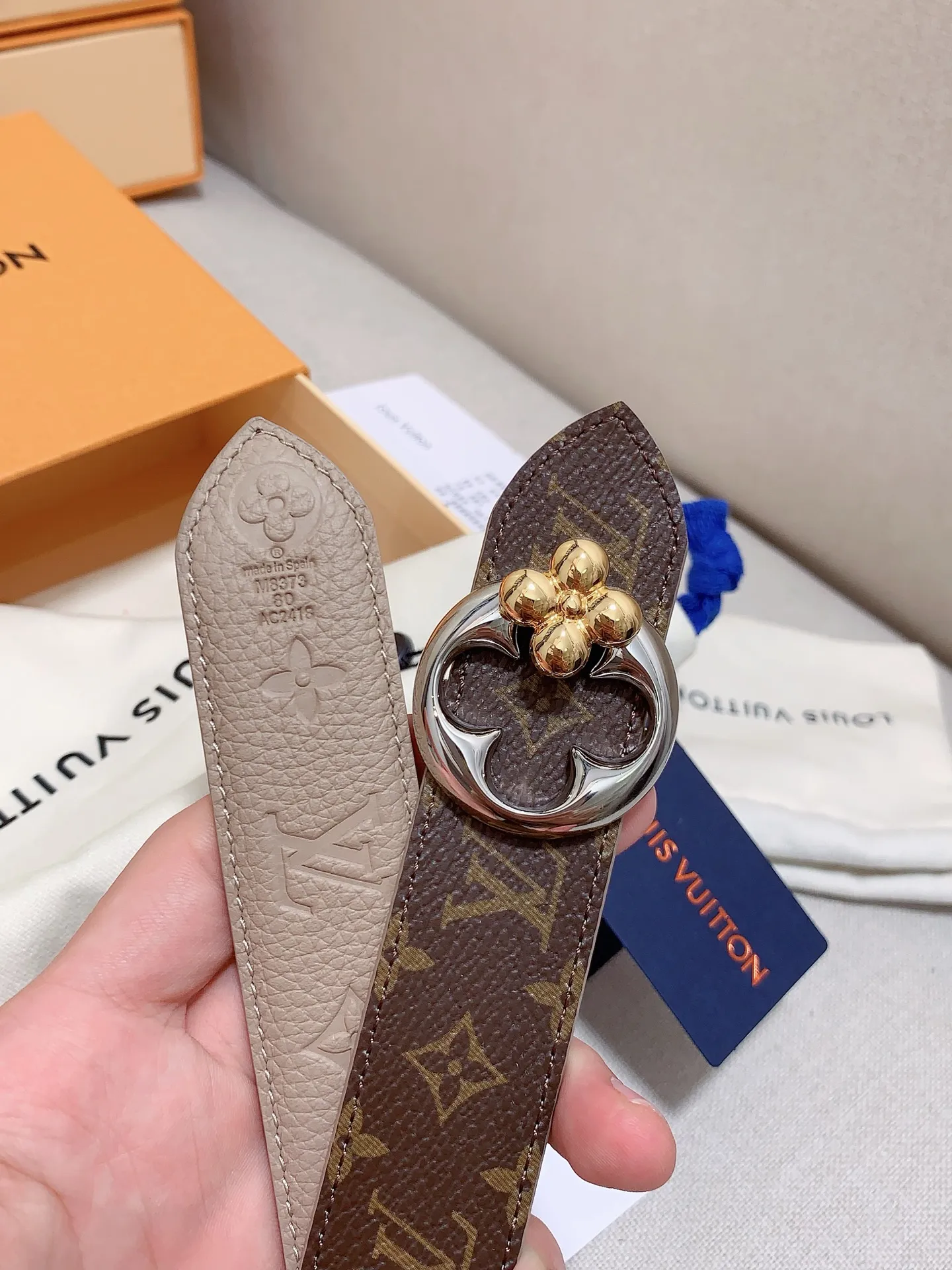 💰480💰Full package💰 💍Purchase level This 3.0cm LV Initiales double-sided belt achieves two styles with its classic appearance: Monogram canvas conveys leisure and comfort, grained cow leather reveals elegant style, and is matched with LV Initiales buckle