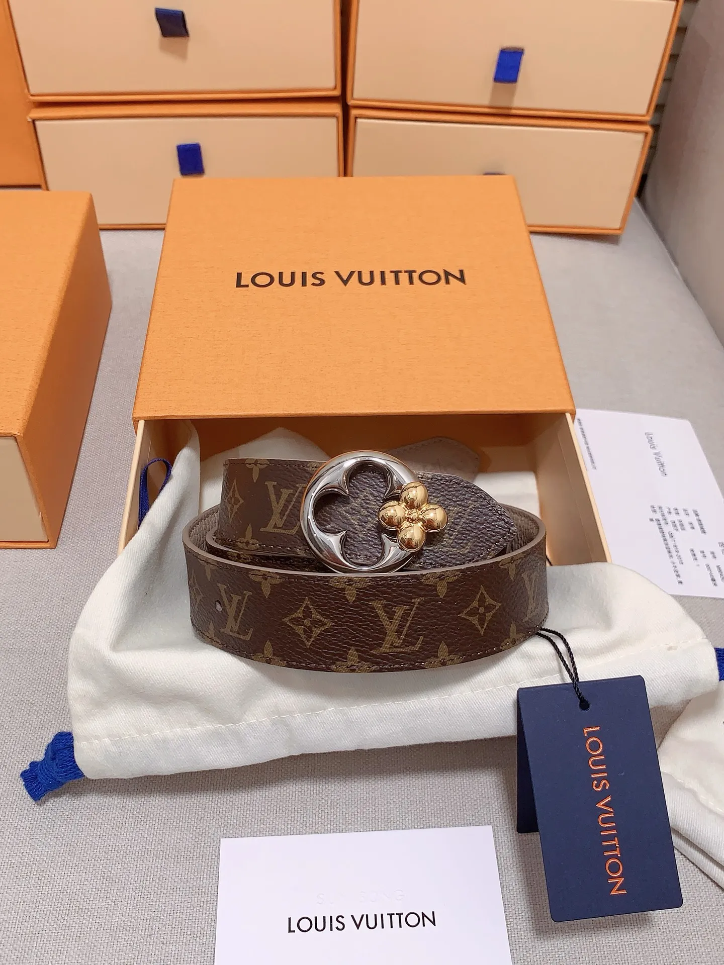 💰480💰Full package💰 💍Purchase level This 3.0cm LV Initiales double-sided belt achieves two styles with its classic appearance: Monogram canvas conveys leisure and comfort, grained cow leather reveals elegant style, and is matched with LV Initiales buckle