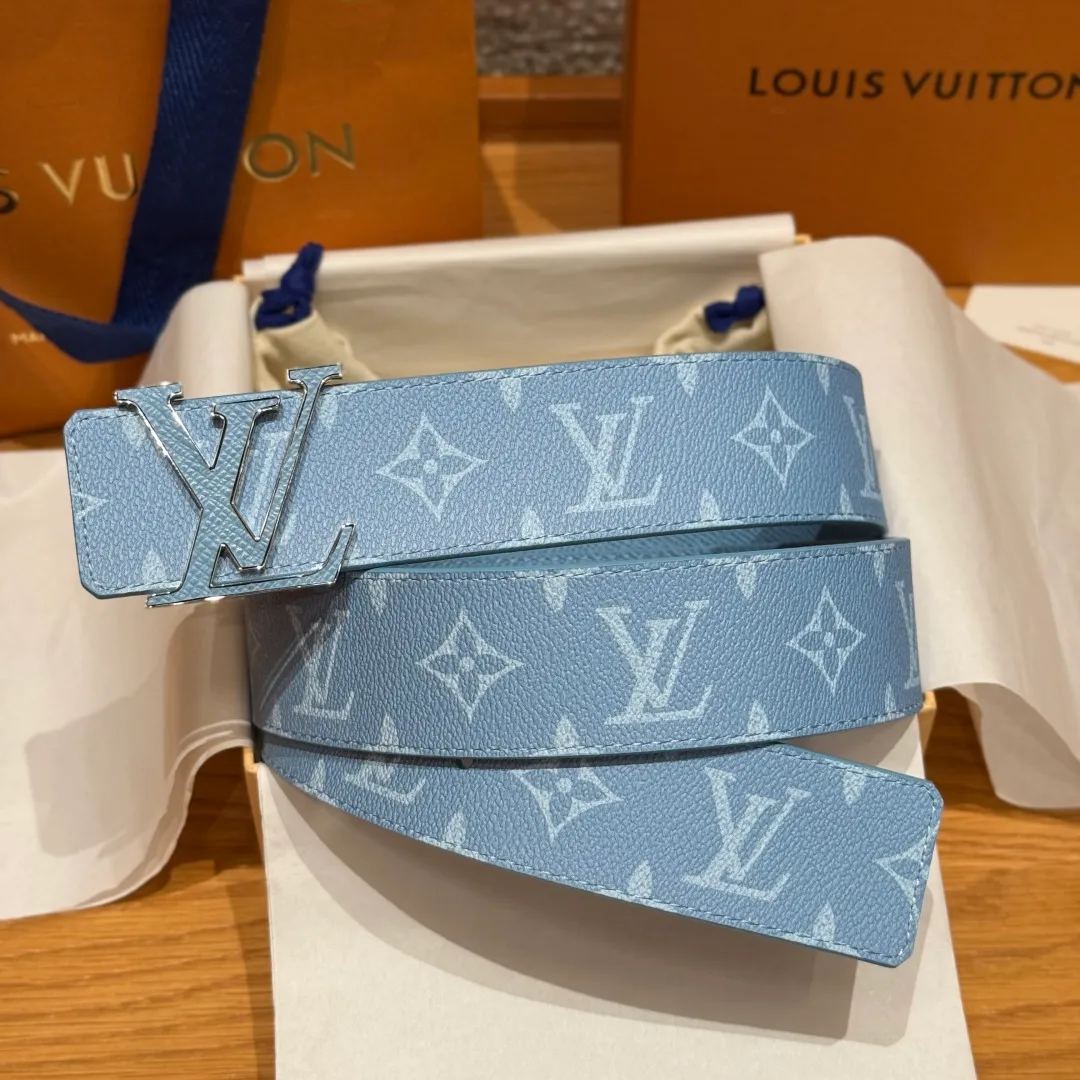 💰440💰Full package💰 💍Purchasing-grade LV men's double-sided belt. This double-sided belt is cleverly spliced ​​with Monogram canvas and smooth cow leather. The enamel buckle with brand letters highlights the iconic style. It once again witnesses the brand's exquisite craftsmanship. The modern design can be easily integrated into casual or formal looks. Width 4.0cm