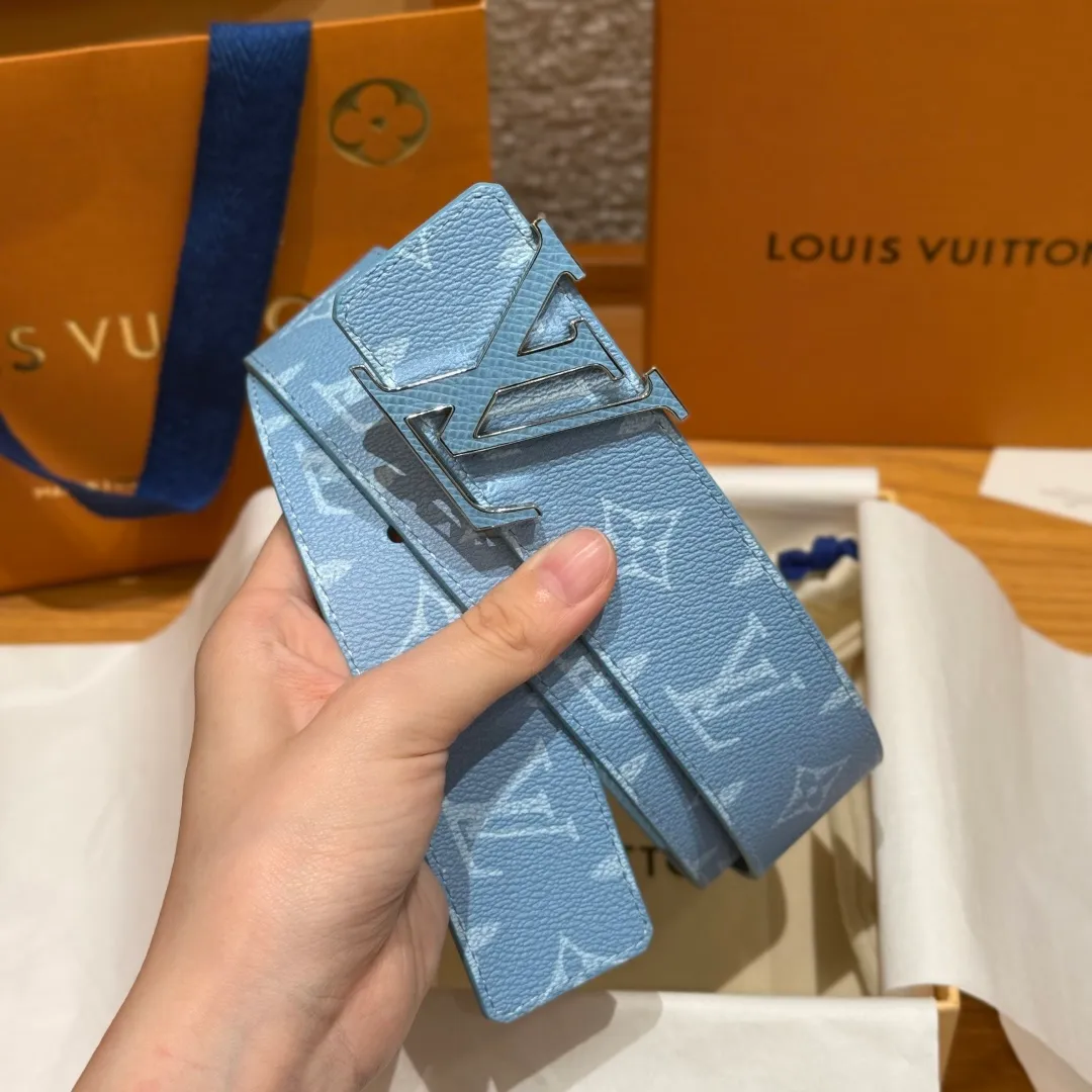 💰440💰Full package💰 💍Purchasing-grade LV men's double-sided belt. This double-sided belt is cleverly spliced ​​with Monogram canvas and smooth cow leather. The enamel buckle with brand letters highlights the iconic style. It once again witnesses the brand's exquisite craftsmanship. The modern design can be easily integrated into casual or formal looks. Width 4.0cm
