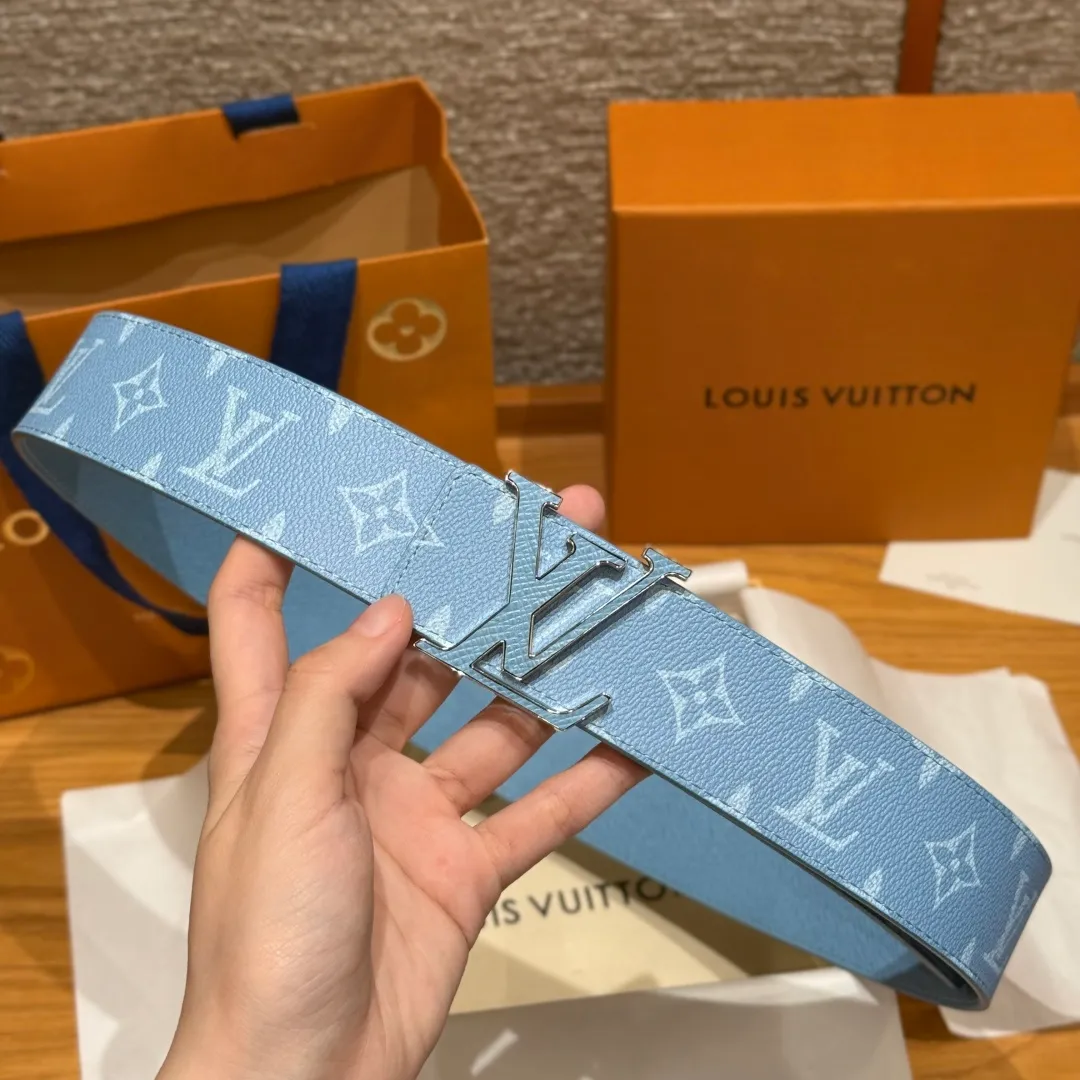 💰440💰Full package💰 💍Purchasing-grade LV men's double-sided belt. This double-sided belt is cleverly spliced ​​with Monogram canvas and smooth cow leather. The enamel buckle with brand letters highlights the iconic style. It once again witnesses the brand's exquisite craftsmanship. The modern design can be easily integrated into casual or formal looks. Width 4.0cm