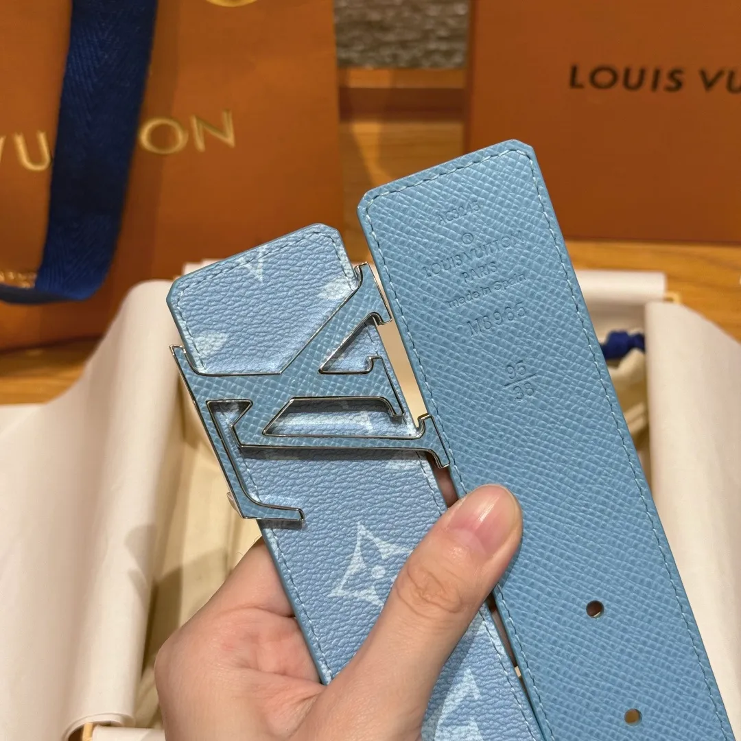 💰440💰Full package💰 💍Purchasing-grade LV men's double-sided belt. This double-sided belt is cleverly spliced ​​with Monogram canvas and smooth cow leather. The enamel buckle with brand letters highlights the iconic style. It once again witnesses the brand's exquisite craftsmanship. The modern design can be easily integrated into casual or formal looks. Width 4.0cm