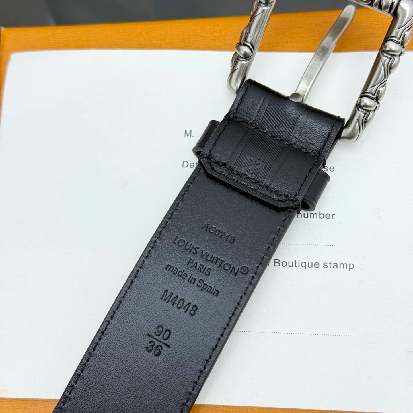 💰520💰Full package💰 💍Purchasing-grade LV⚡️🌹This Drift Rockabilly 3.5cm width belt shows strong aura and confident energy with the classic combination of deep tones and glossy metal parts. Cracked leather and intricate buckles subtly convey early rock and roll trends, breaking the traditional paradigm of men's wear.