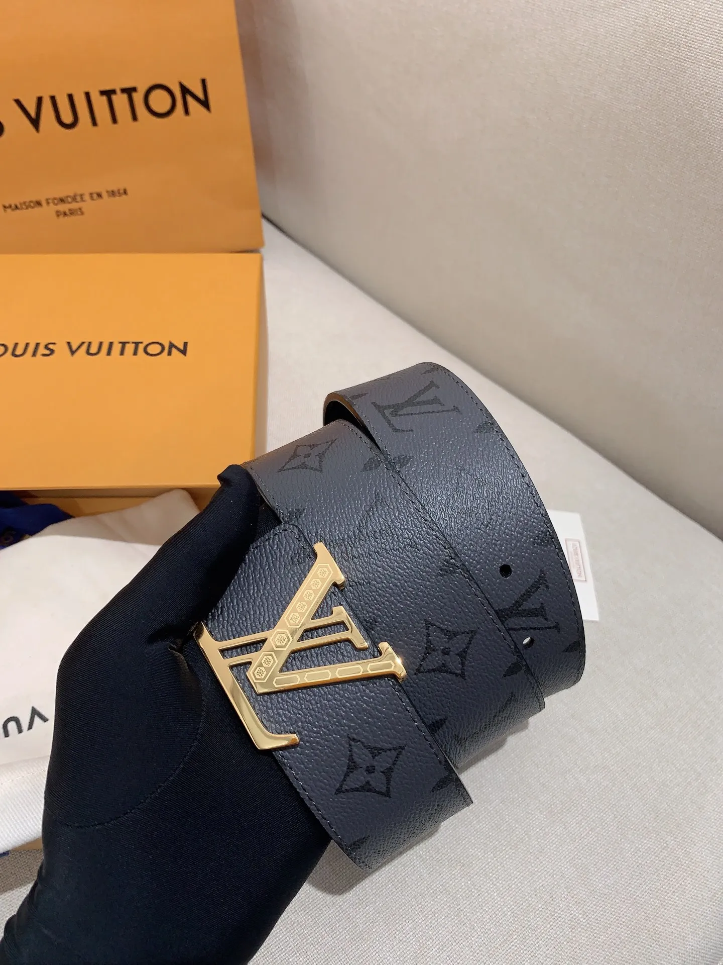 💰480💰Full package💰 💍Purchase level Men's LV Louis Vuitton belt Men's classic cowhide belt with 316 stainless steel Pin buckle with engraved letters Lv buckle Width: 4.0cm
