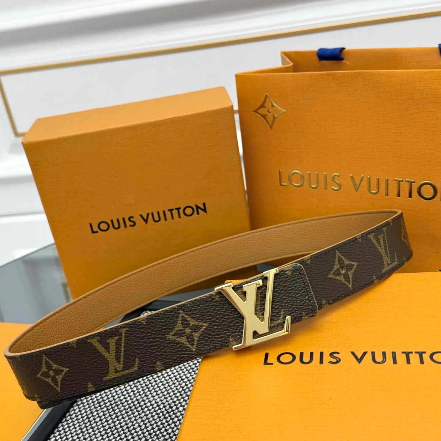💰440💰Full package💰 💍Purchase level This style of LV Initiales⚡️Double-sided belt achieves two styles with a classic appearance⚡️Monogram canvas conveys leisure and comfort⚡️Grained cow leather reveals elegant style, matched with LV Initiales buckle⚡️Width 3.0cm
