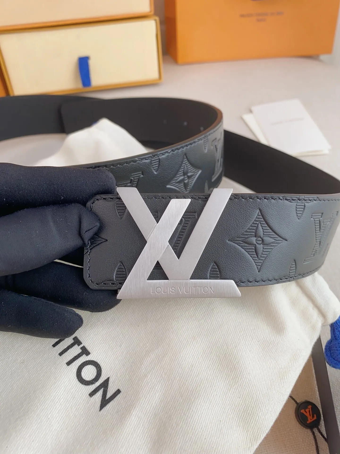 💰480💰Full package💰 💍Purchasing-grade LV⚡️🌹Luxurious modern Taurillon leather, decorated with the elegant and elegant iconic ⚡️🌹LV initials. Soft and strong belt ⚡️🌹Double-sided imported cowhide can be used on both sides; can be matched with various clothing from dresses to casual wear. Width 4.0cm