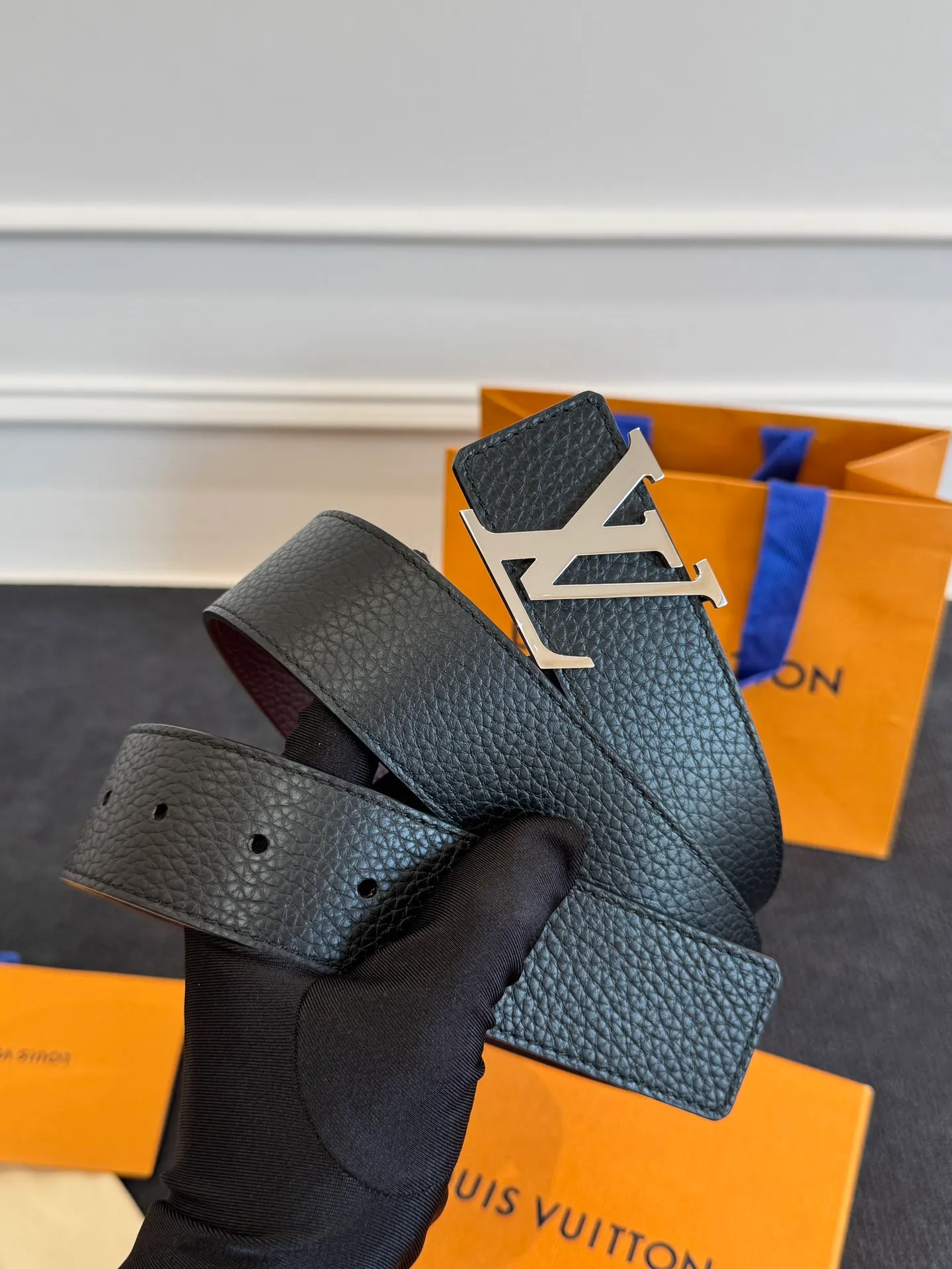 💰520💰Full package💰 💍Purchasing agent level LV men's belt⚡️🌹Small single item enhances clothes!!! Width 4.0cm⚡️🌹Selected imported calfskin on both sides. Pure cowhide with pebbled pattern on the belt. Boutique letter buckle is simple and elegant⚡️🌹Low-key and very suitable for daily use