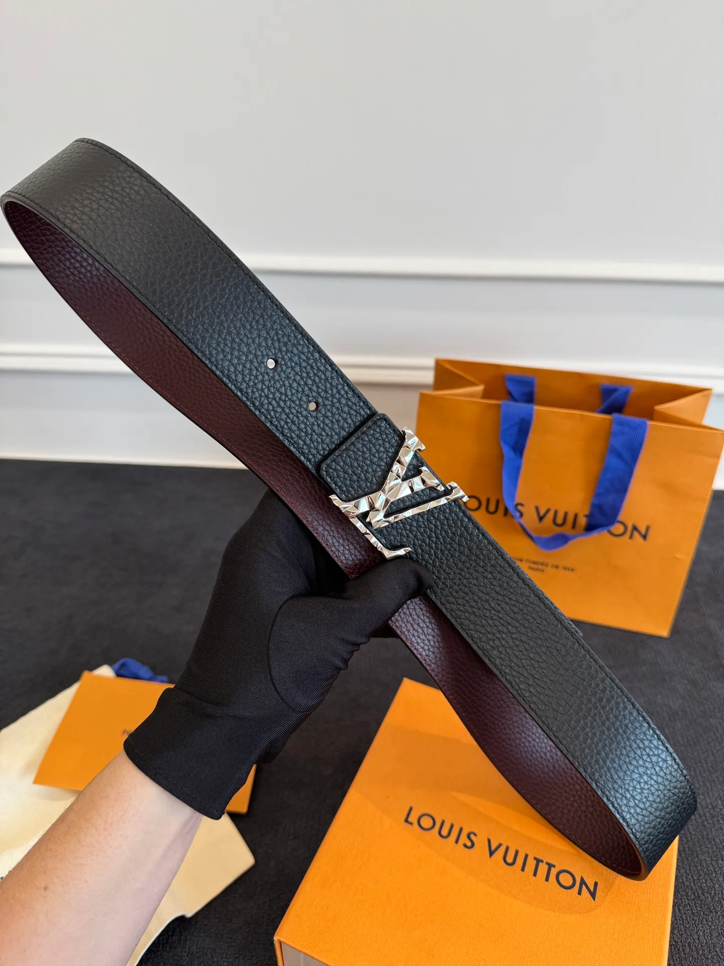 💰520💰Full package💰 💍Purchasing agent level LV men's belt⚡️🌹Small single item enhances clothes!!! Width 4.0cm⚡️🌹Selected imported calfskin on both sides. Pure cowhide with pebbled pattern on the belt. Boutique letter buckle is simple and elegant⚡️🌹Low-key and very suitable for daily use