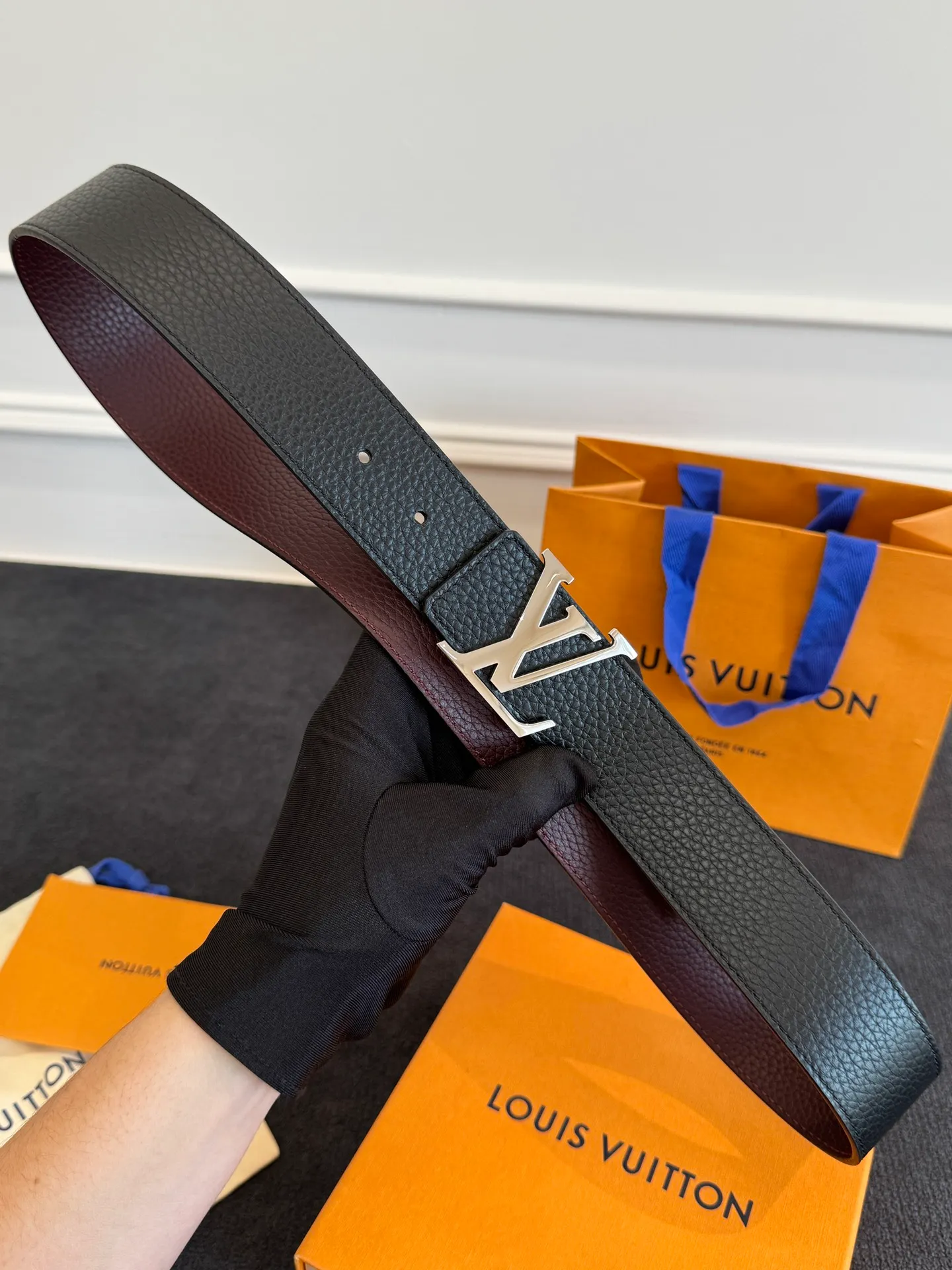 💰520💰Full package💰 💍Purchasing agent level LV men's belt⚡️🌹Small single item enhances clothes!!! Width 4.0cm⚡️🌹Selected imported calfskin on both sides. Pure cowhide with pebbled pattern on the belt. Boutique letter buckle is simple and elegant⚡️🌹Low-key and very suitable for daily use