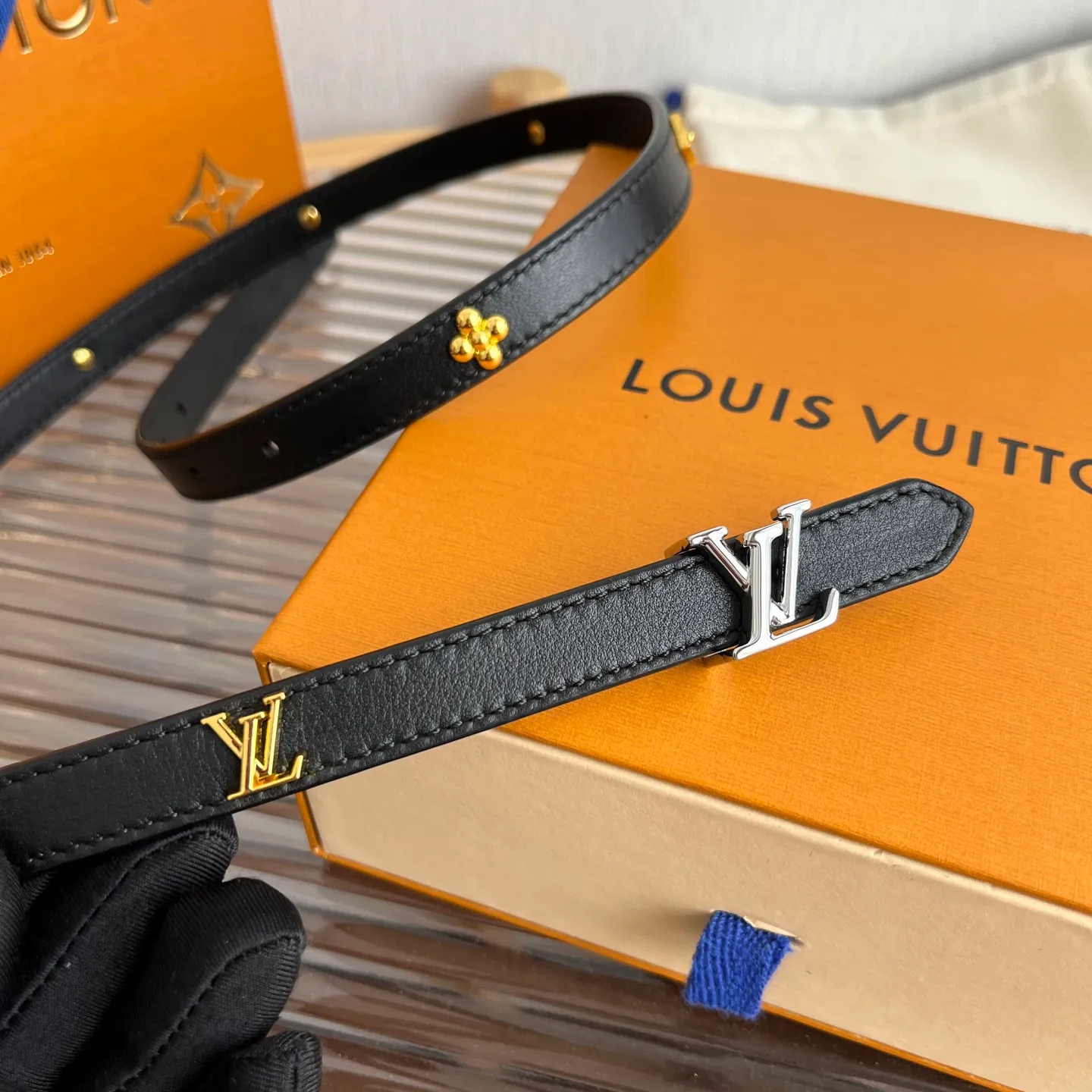 💰560💰Full package💰 💍Purchasing-grade LV⚡️🌹Lvjia women’s belt💎👗Super fairy original replica 1.5cm wide⚡️🌹Fine double-sided solid color calfskin belt decorated with a series of floral patterns and large letter logo hardware New vacuum palladium-plated letter buckle Whether worn with skirts or pants, it is definitely your best choice