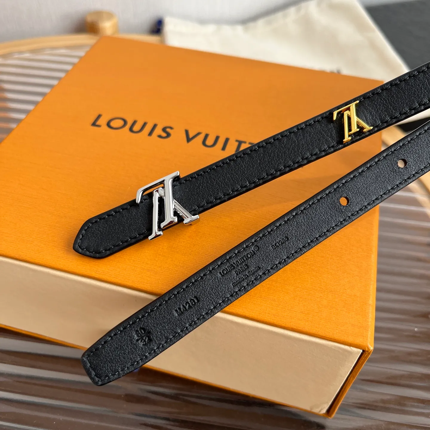 💰560💰Full package💰 💍Purchasing-grade LV⚡️🌹Lvjia women’s belt💎👗Super fairy original replica 1.5cm wide⚡️🌹Fine double-sided solid color calfskin belt decorated with a series of floral patterns and large letter logo hardware New vacuum palladium-plated letter buckle Whether worn with skirts or pants, it is definitely your best choice