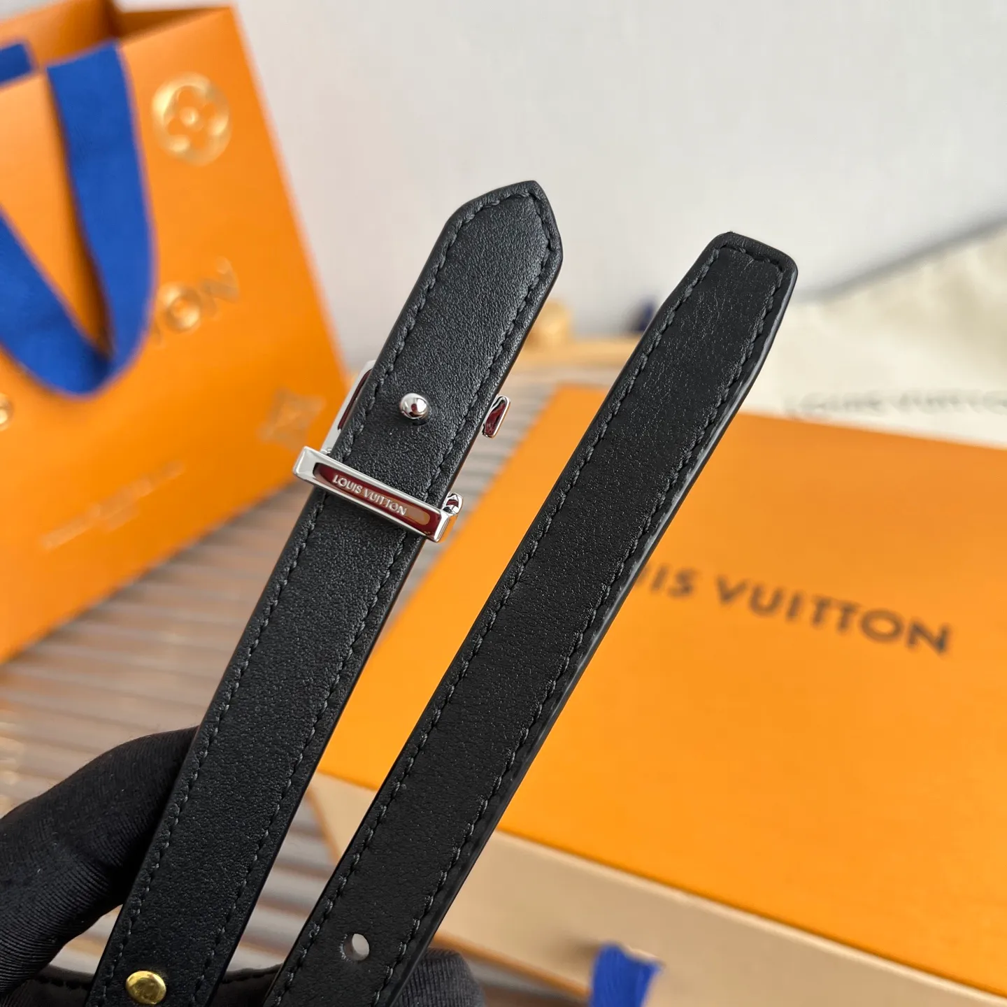 💰560💰Full package💰 💍Purchasing-grade LV⚡️🌹Lvjia women’s belt💎👗Super fairy original replica 1.5cm wide⚡️🌹Fine double-sided solid color calfskin belt decorated with a series of floral patterns and large letter logo hardware New vacuum palladium-plated letter buckle Whether worn with skirts or pants, it is definitely your best choice