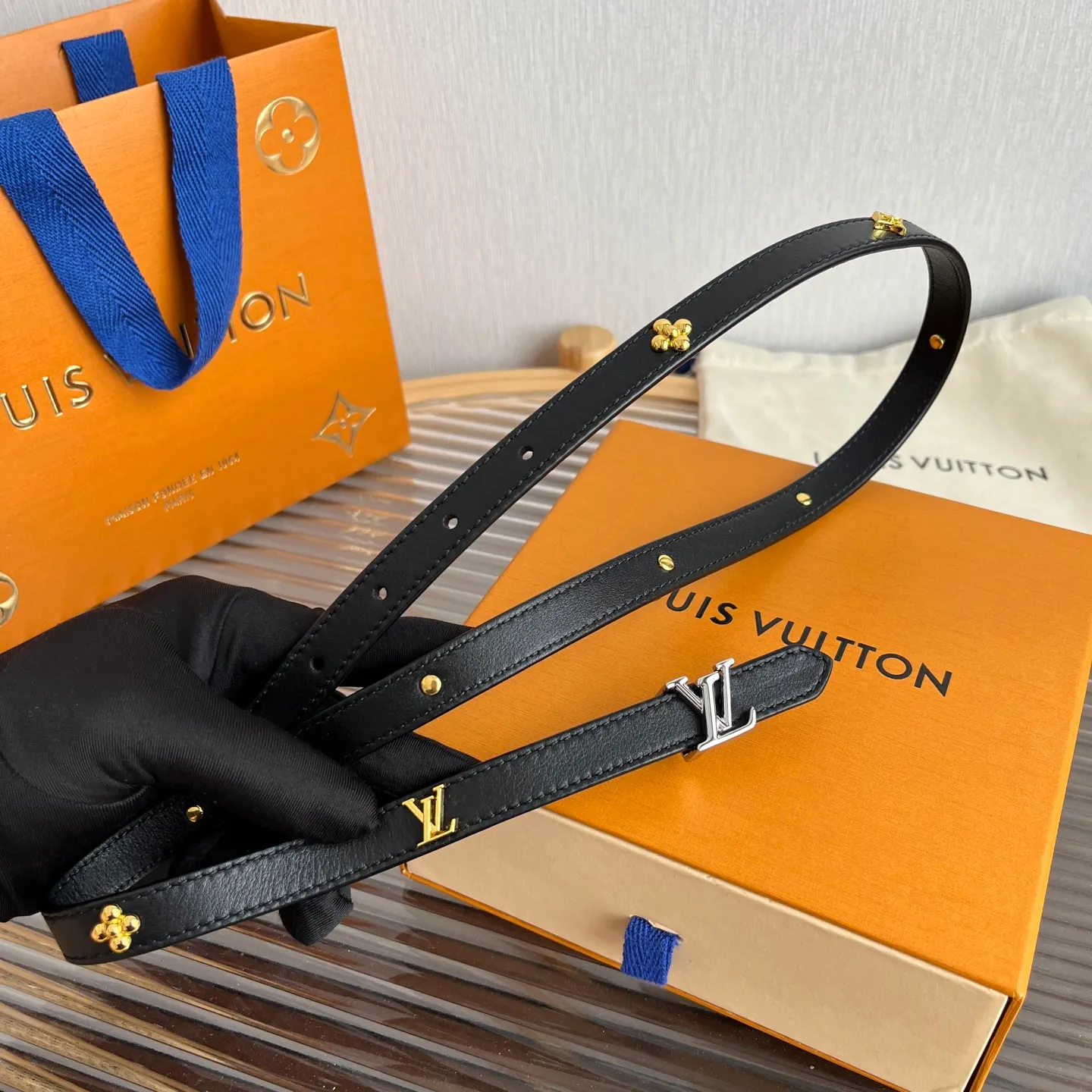 💰560💰Full package💰 💍Purchasing-grade LV⚡️🌹Lvjia women’s belt💎👗Super fairy original replica 1.5cm wide⚡️🌹Fine double-sided solid color calfskin belt decorated with a series of floral patterns and large letter logo hardware New vacuum palladium-plated letter buckle Whether worn with skirts or pants, it is definitely your best choice